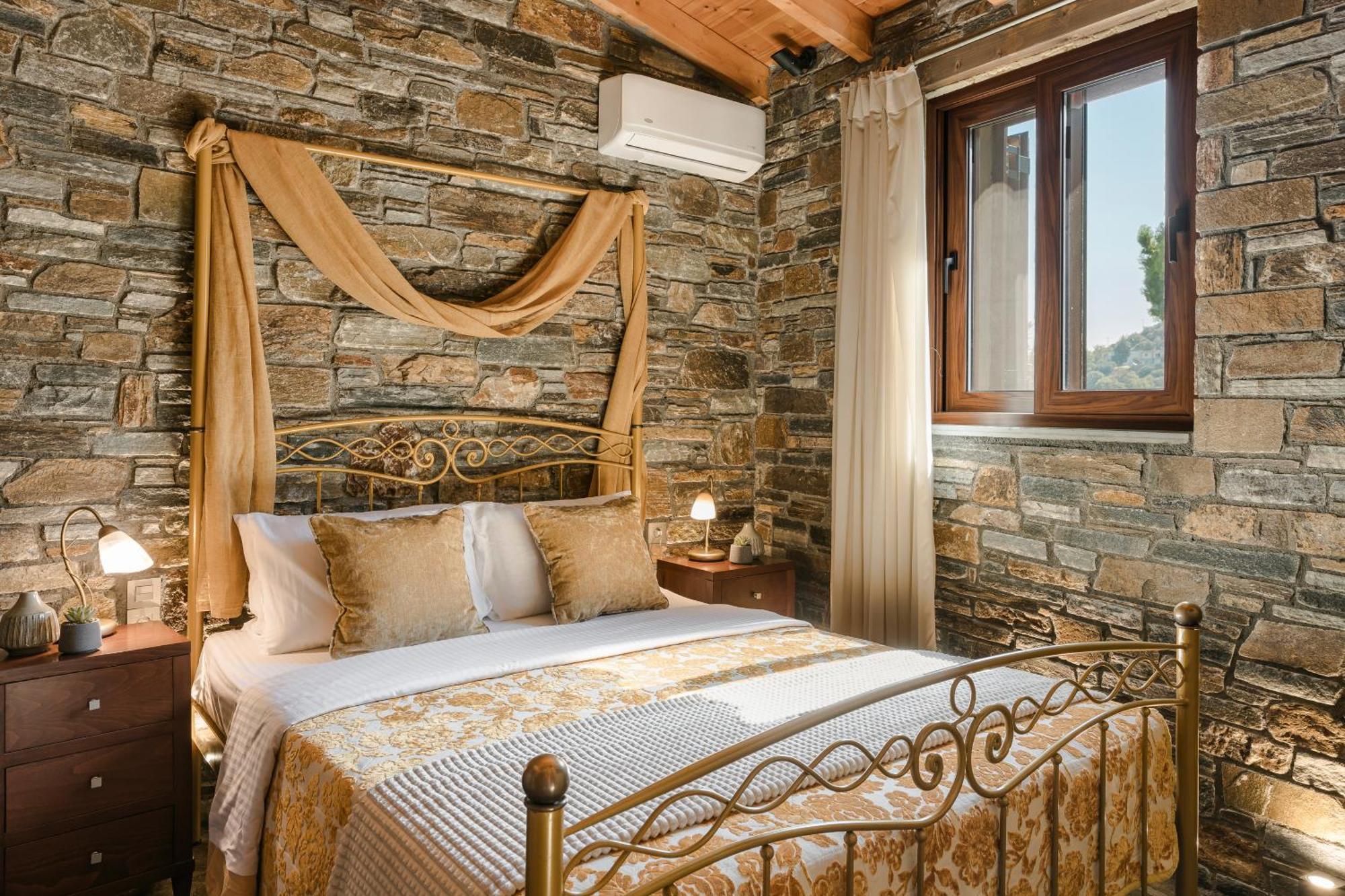Aparthotel Paramithenio Village & *