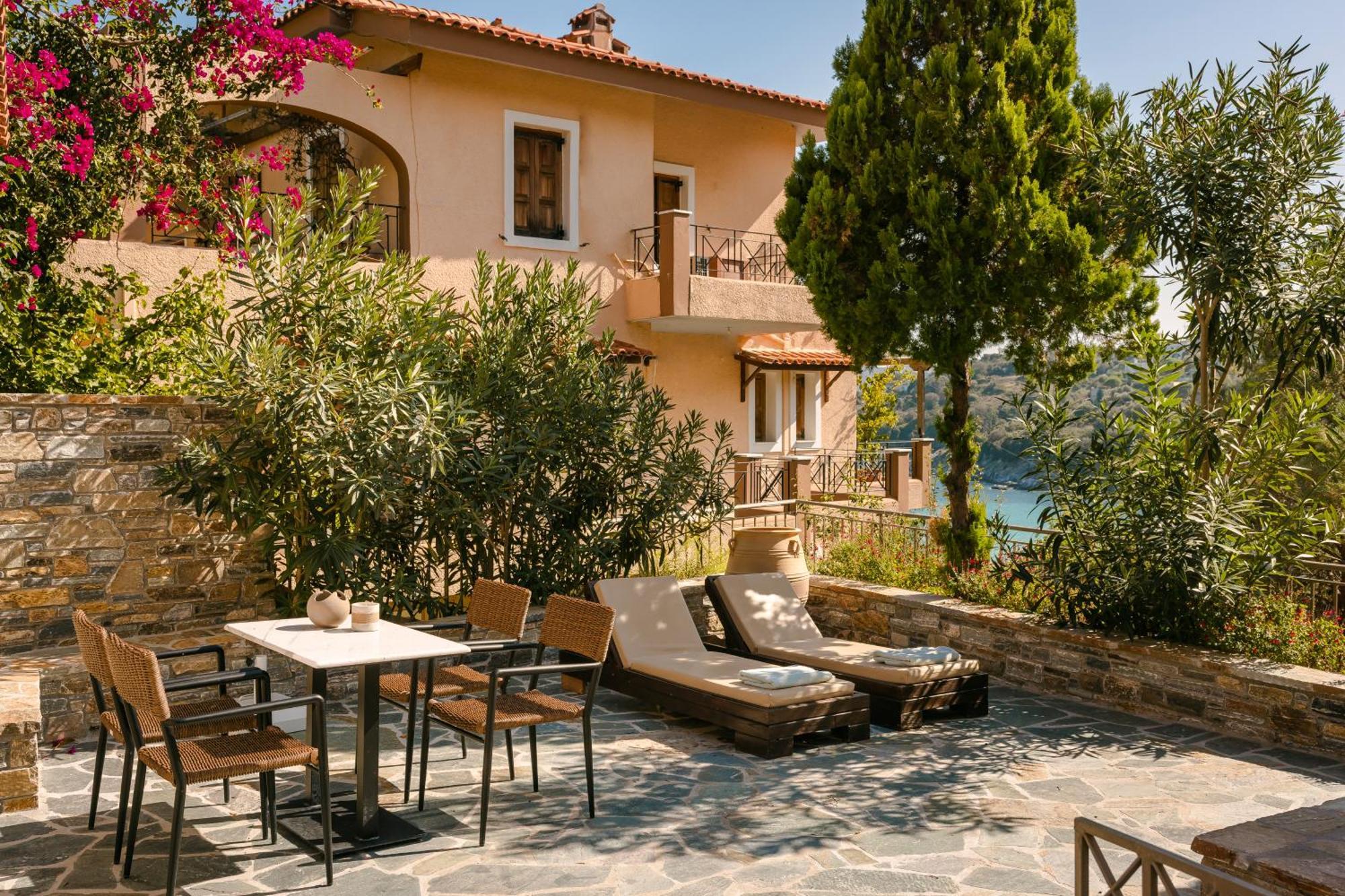 Aparthotel Paramithenio Village & *