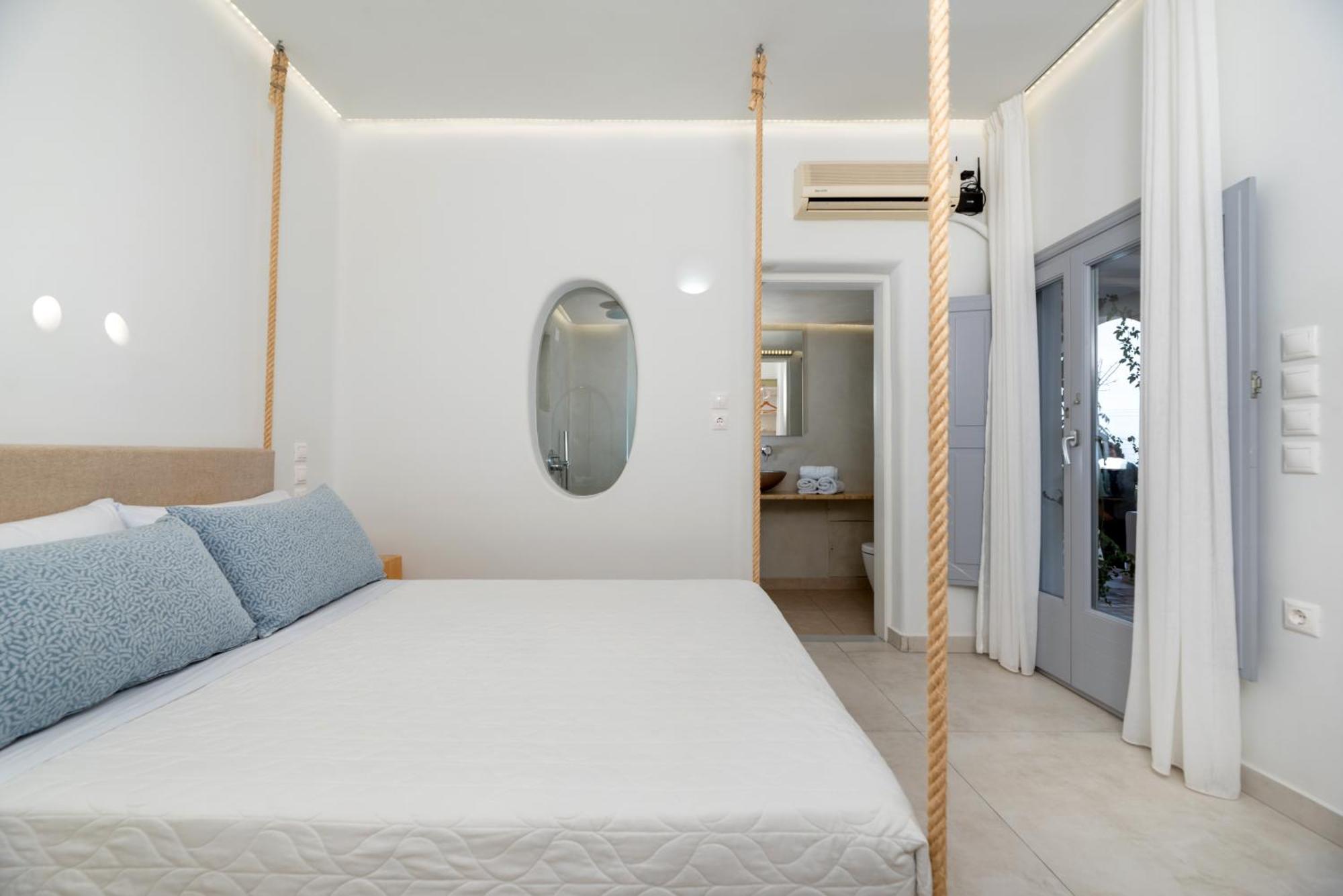 Thira * Fira (Santorini)