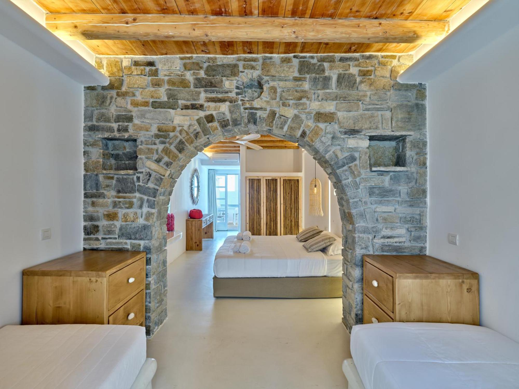 Zefi & 4* Naousa (Paros)