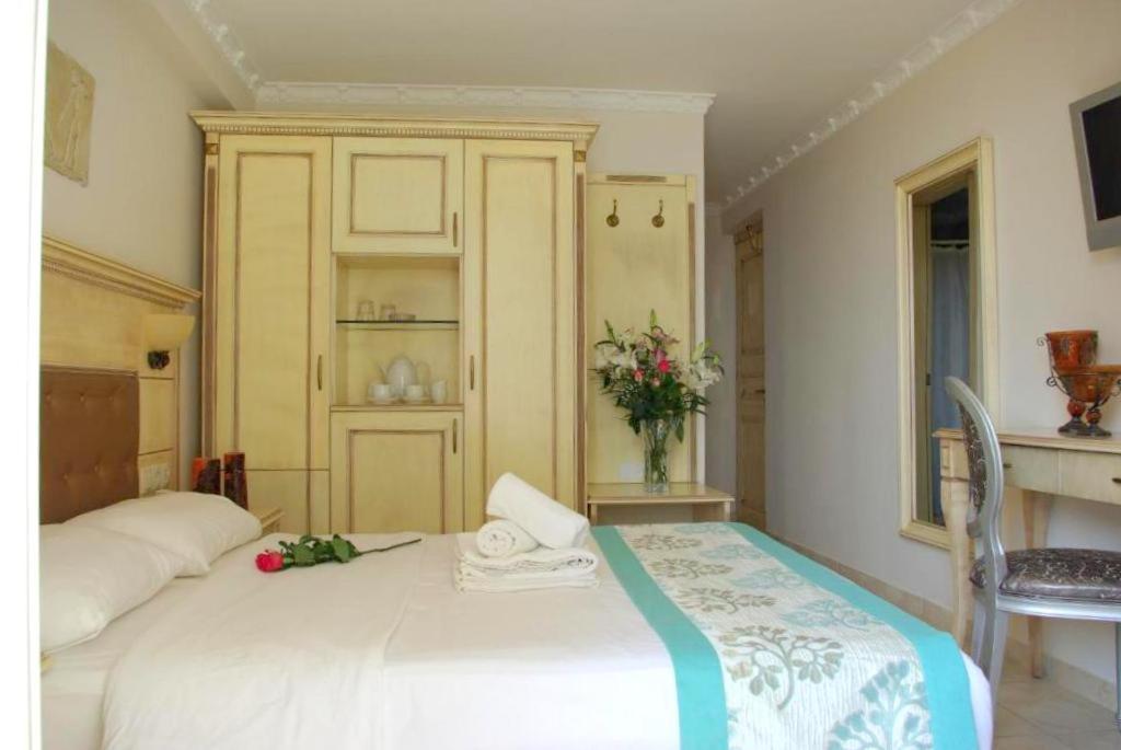 Parthenon Art Hotel 3*