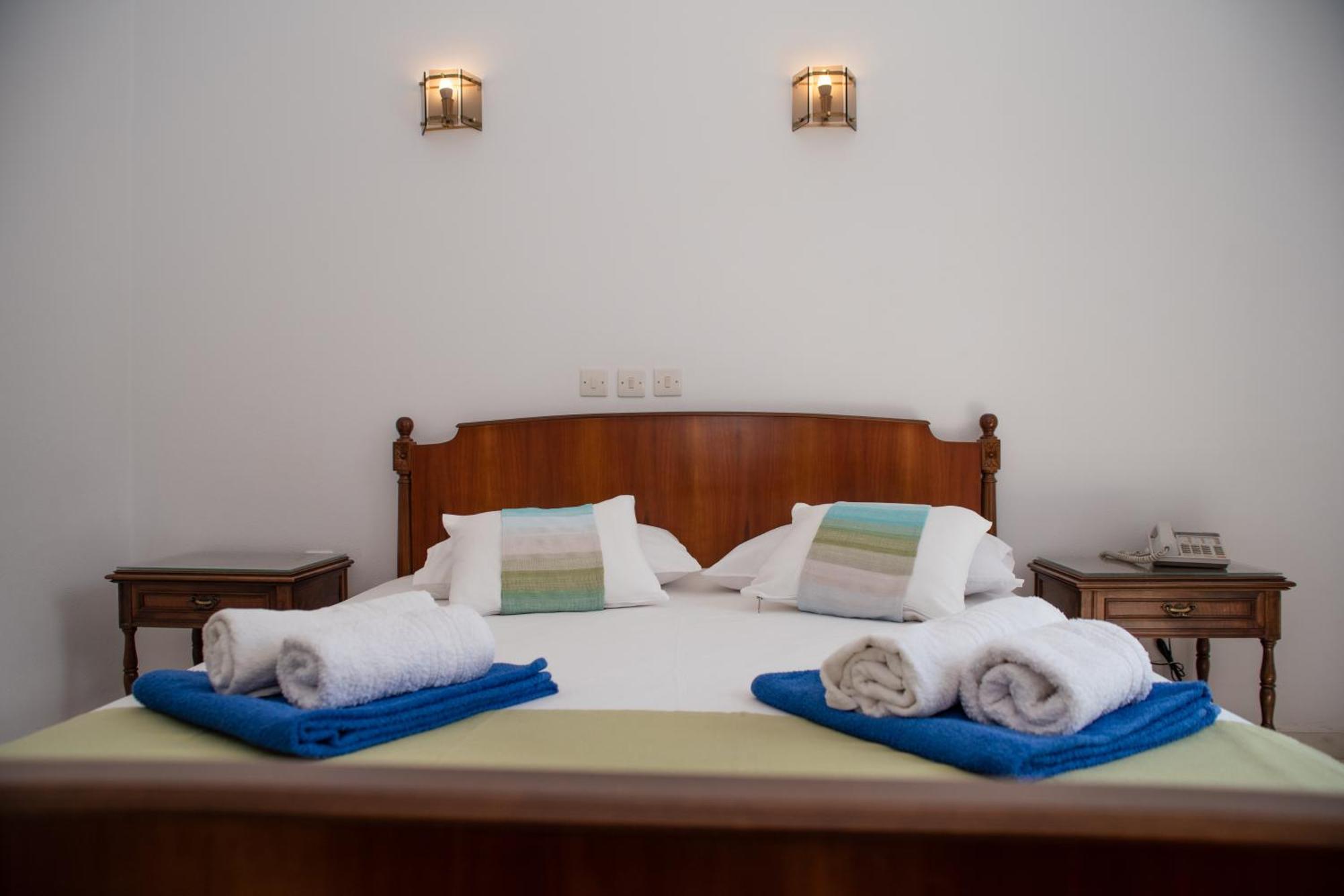 Adonis Naxos 2*