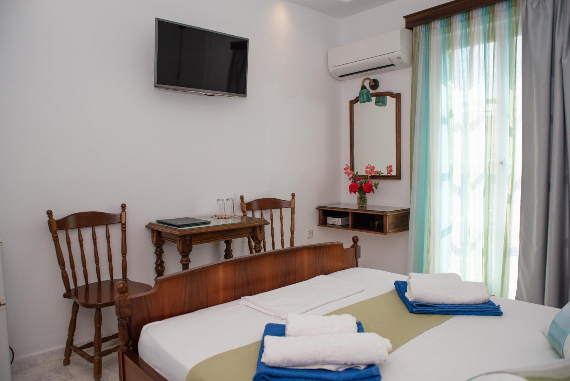 Adonis Naxos Hotel 2*