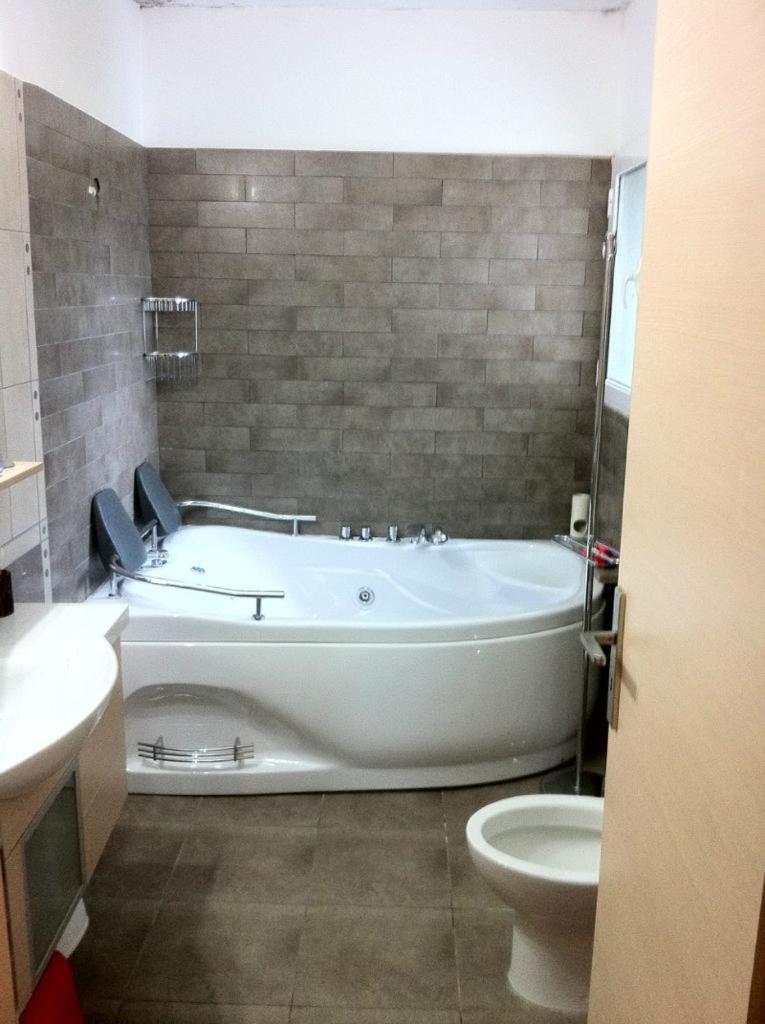 Luxurious 6 Bedroom In A Great Location *