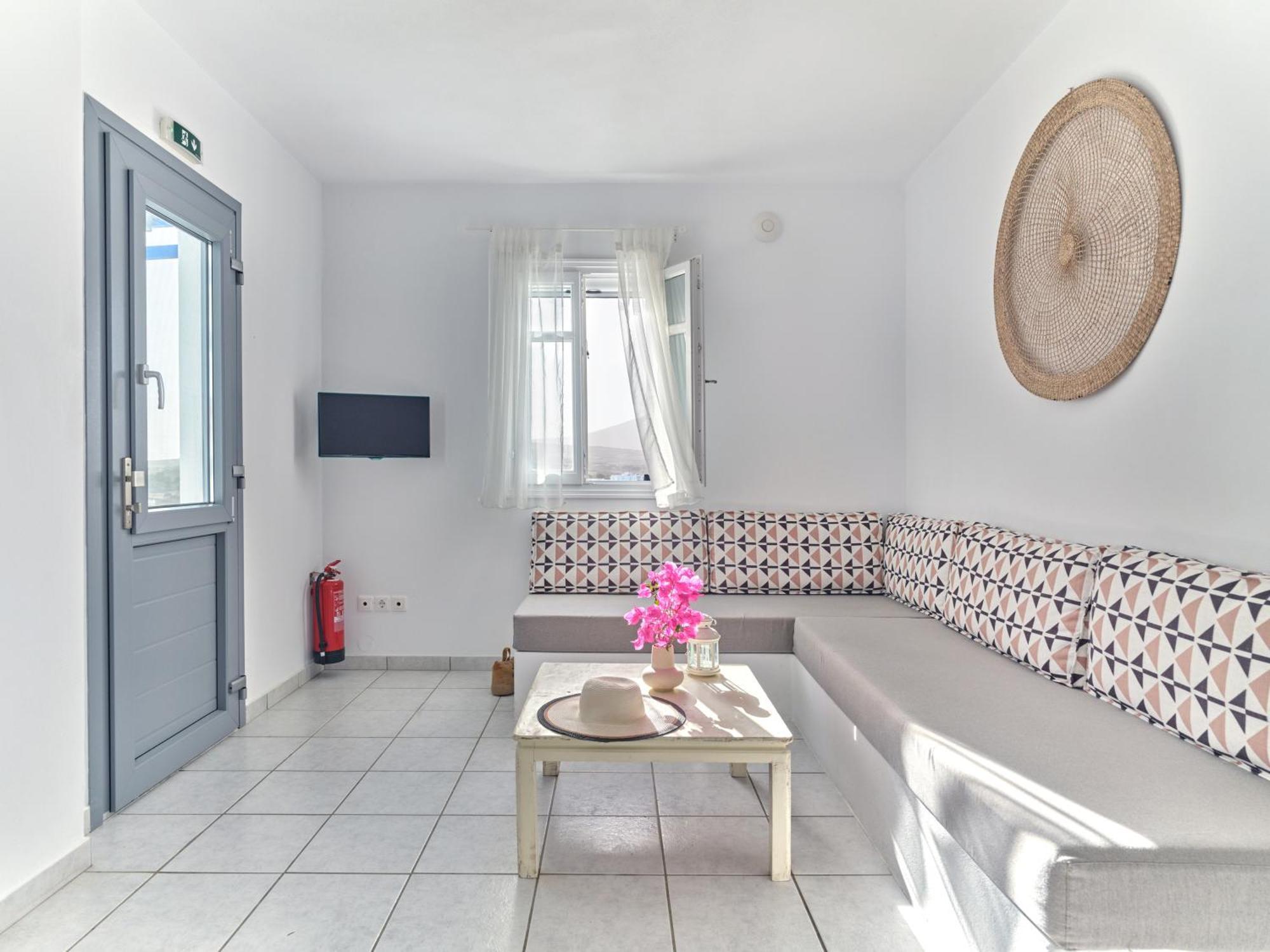 Cleopatra Seaside Homes, Logaras, Paros * Piso Livadi