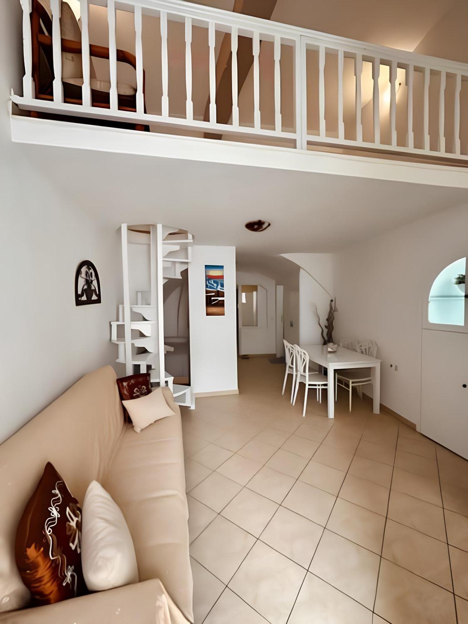 Vinas Place Center 2*