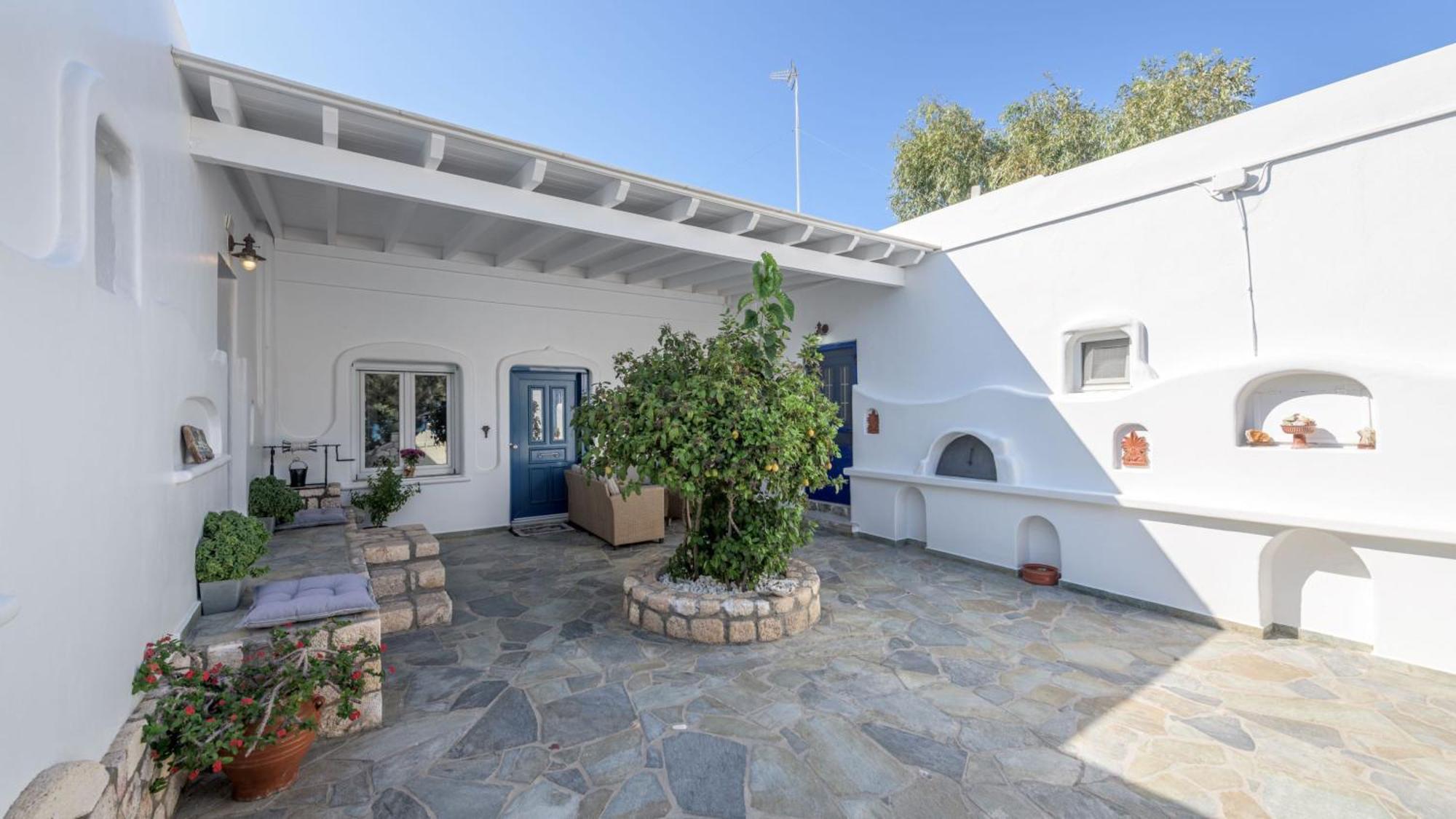 Floras Guest house Pollonia