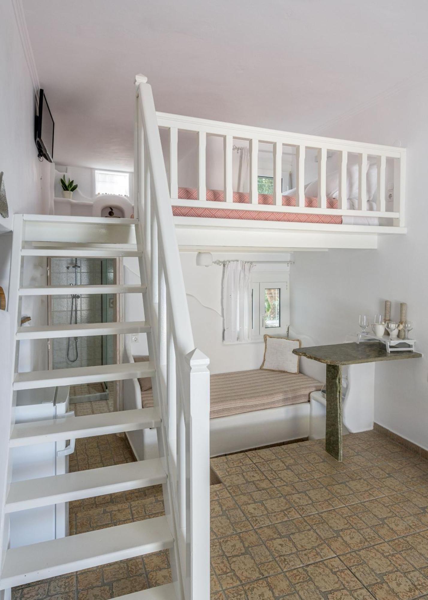 Floras Guest house Pollonia