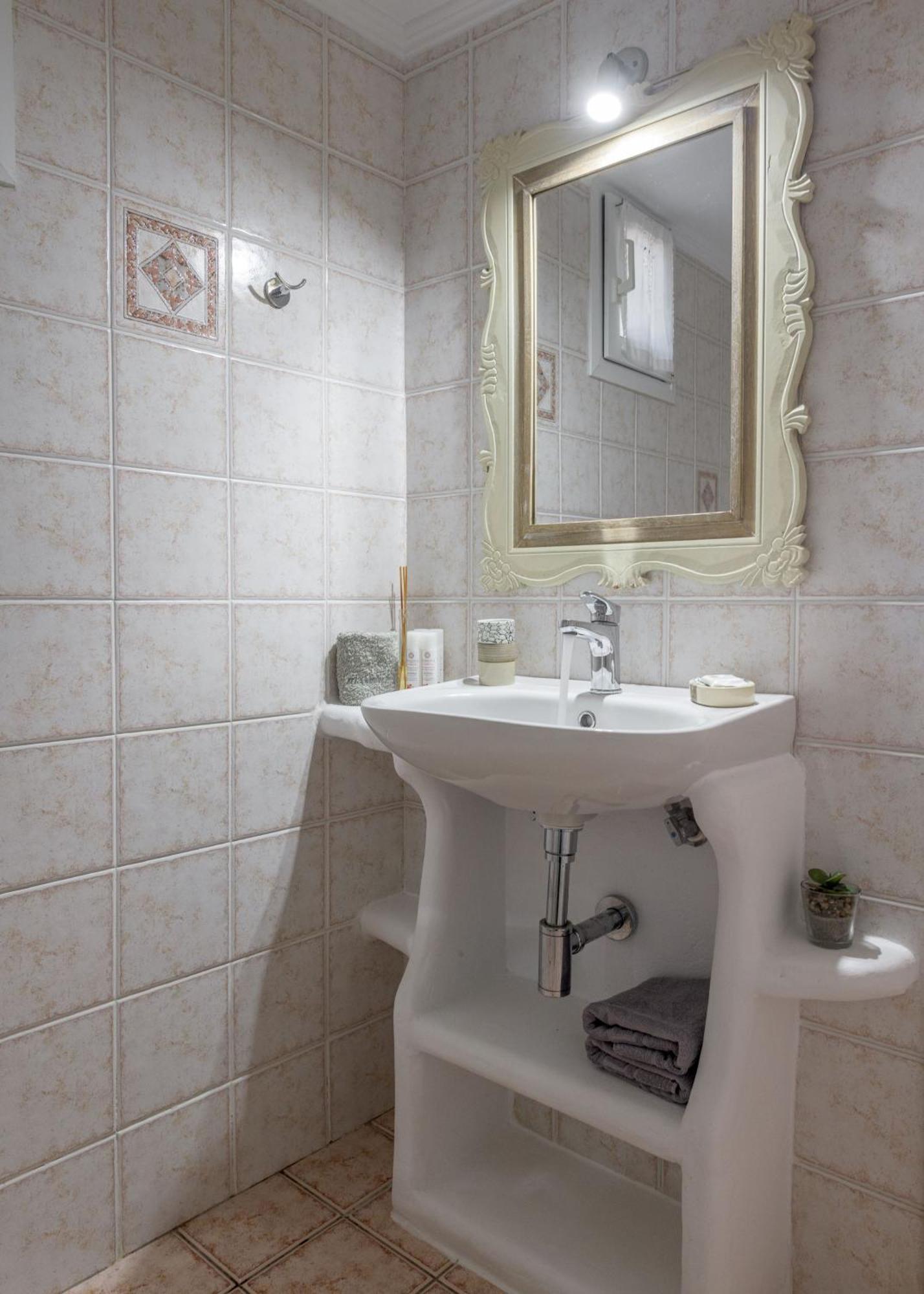 Floras Guest house Pollonia