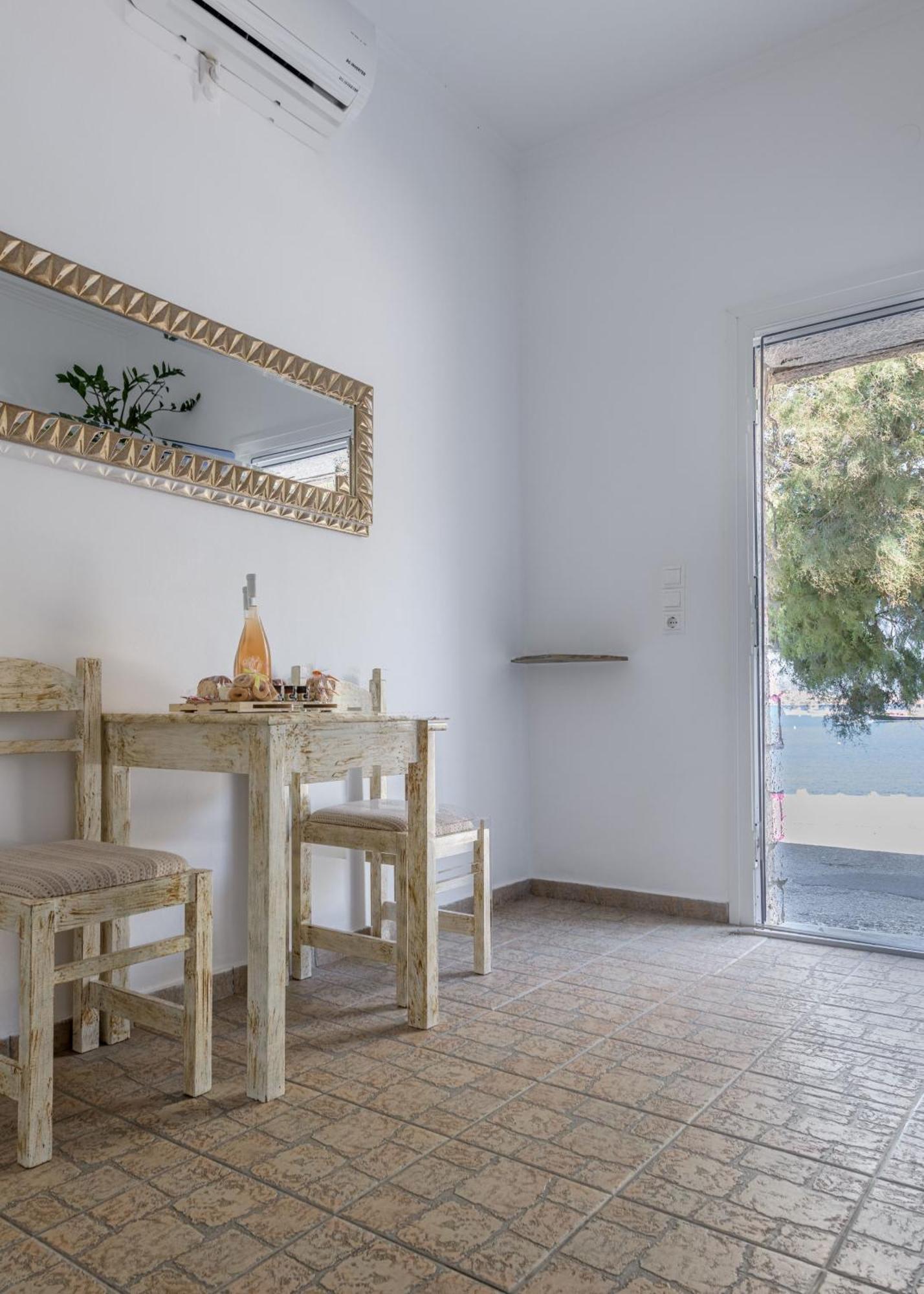 Floras Guest house Pollonia