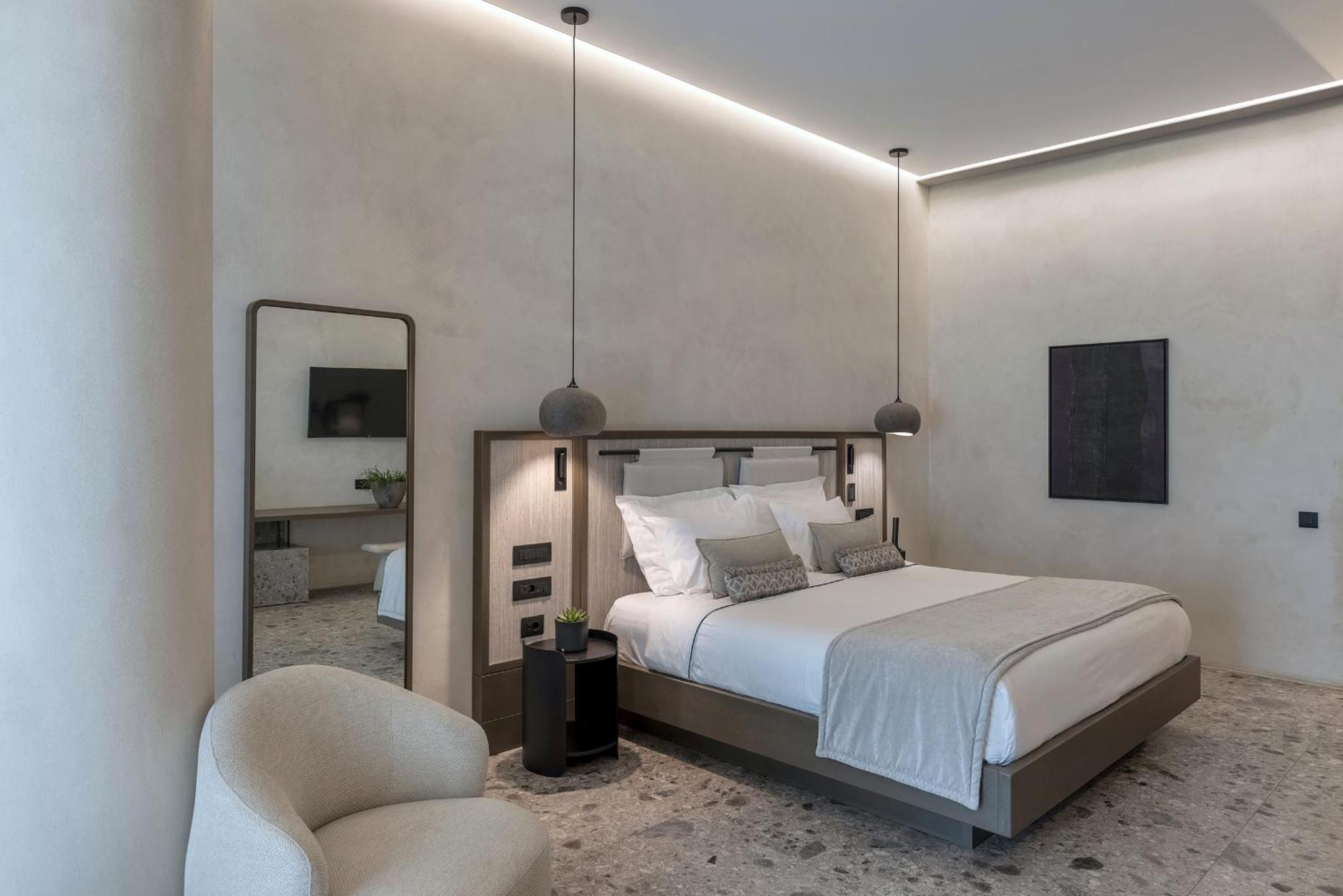 Aeonic And Hotel