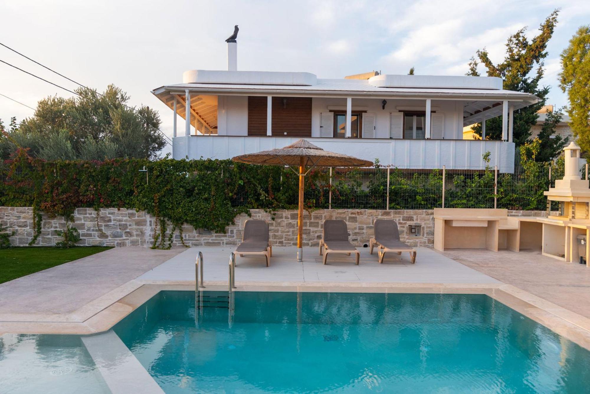 Luna With Swimming Pool In Pitsidia