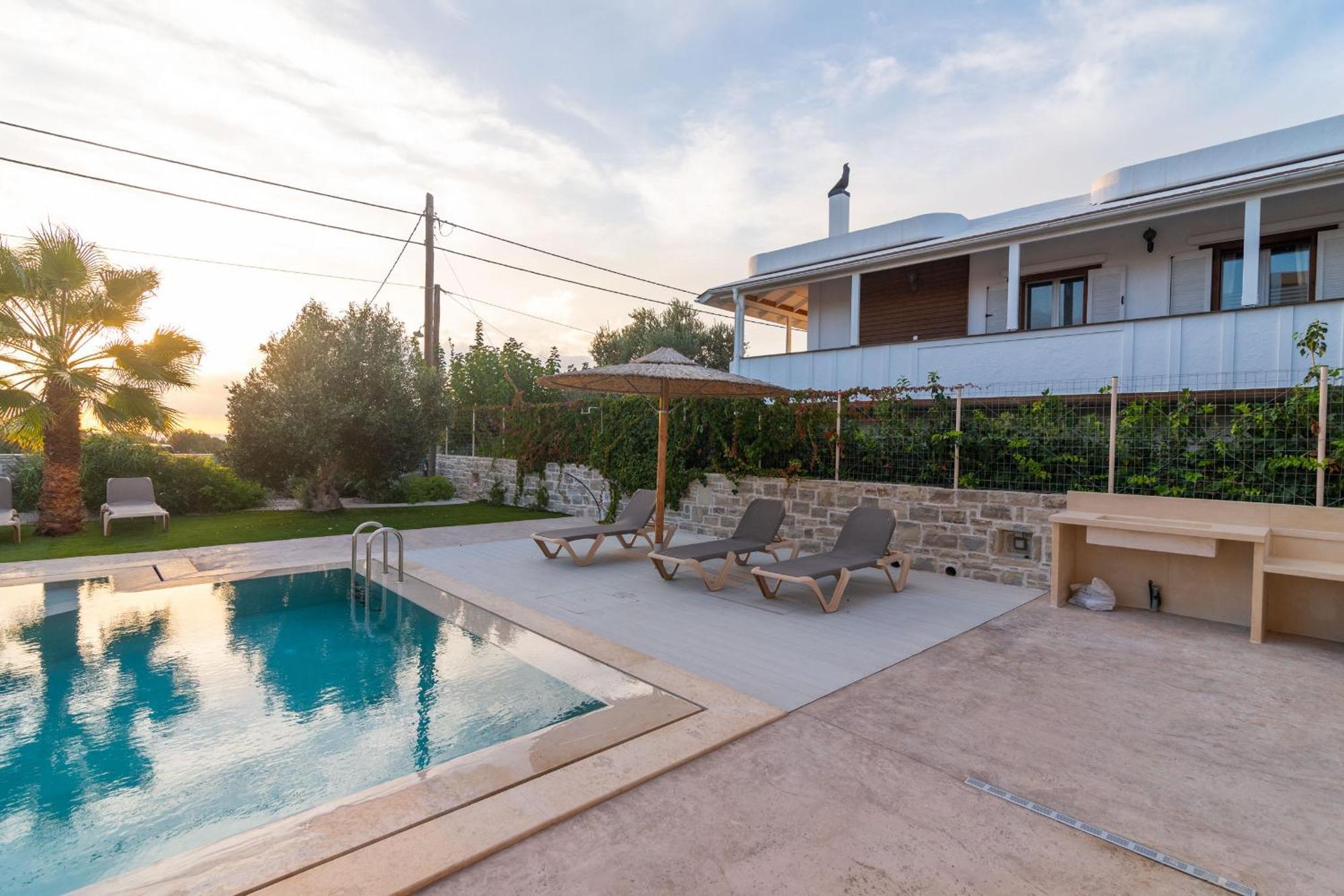 Luna With Swimming Pool In * Pitsidia