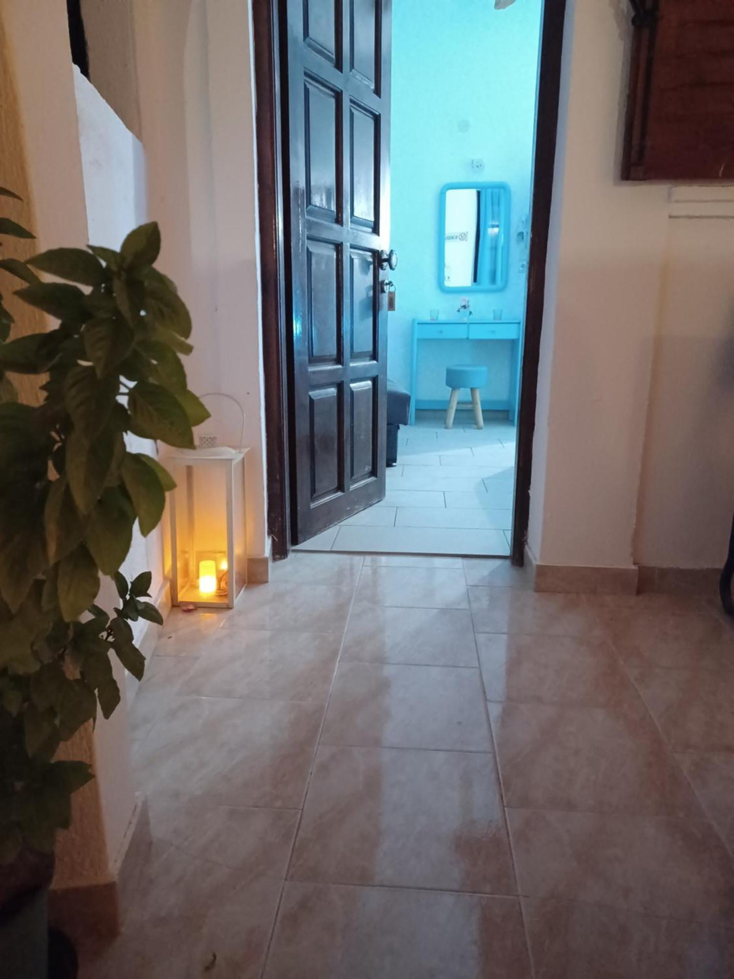 Evelina Pension: Diverse Near Black Perissa (Santorini)