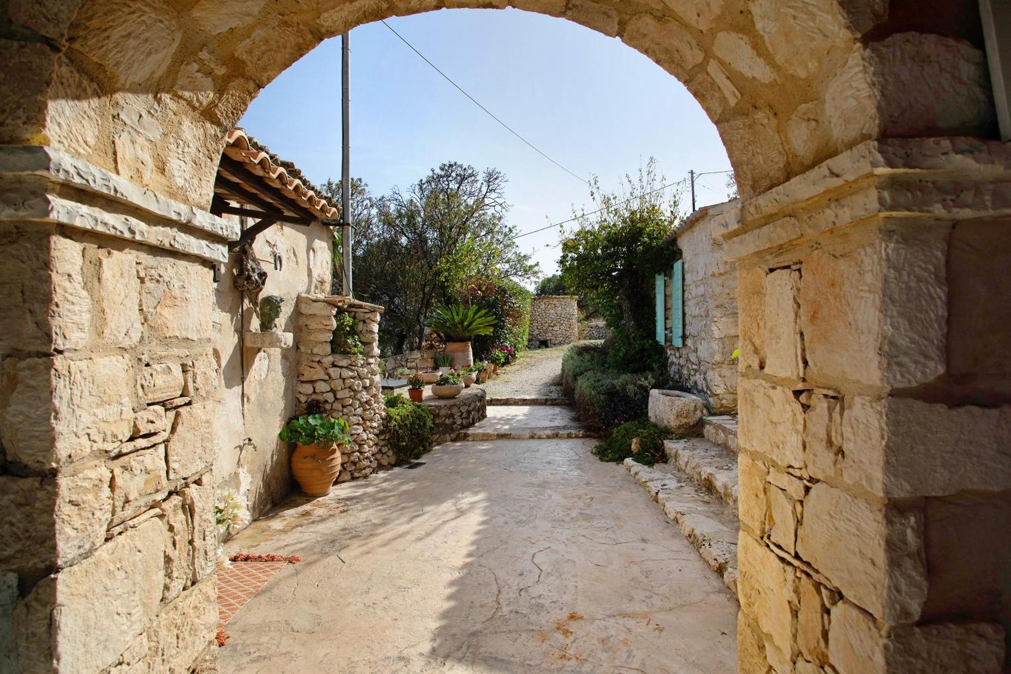 Apartment Sira Stonehouse Ll Volimes