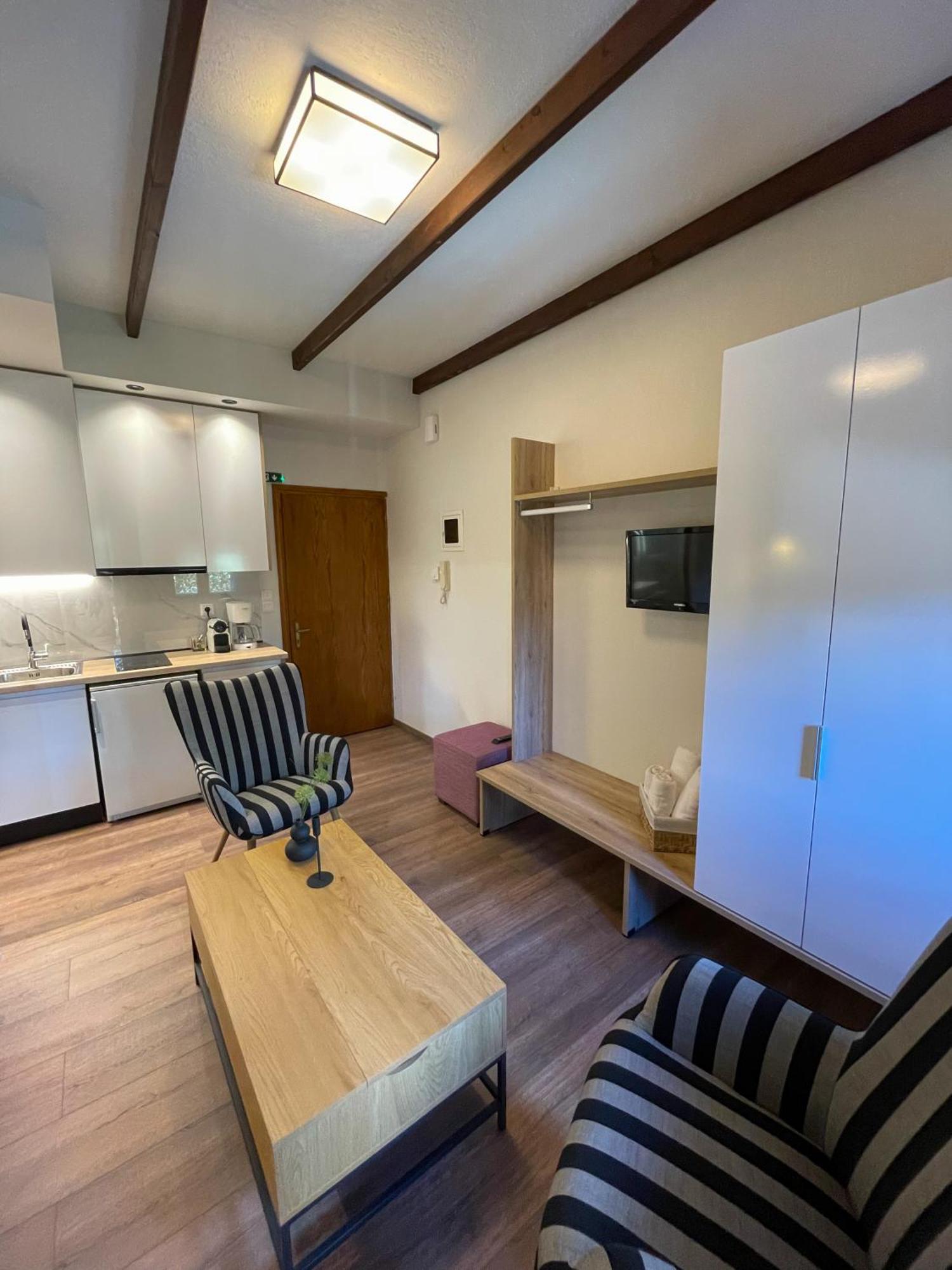 Apartment Giataki *