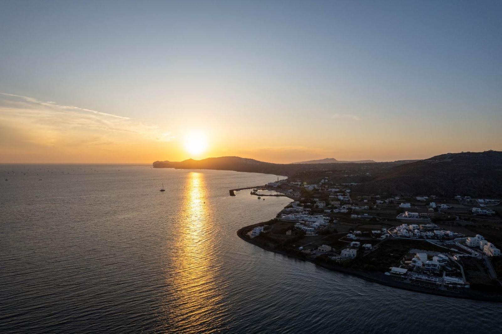 Villa New Sea Serenity Next To The Sea With Private Jacuzzi Vlychada