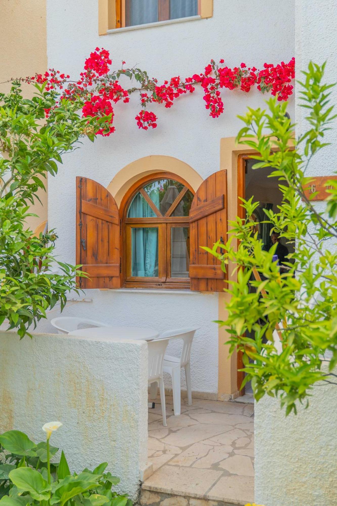 Kastro Aparthotel 3*