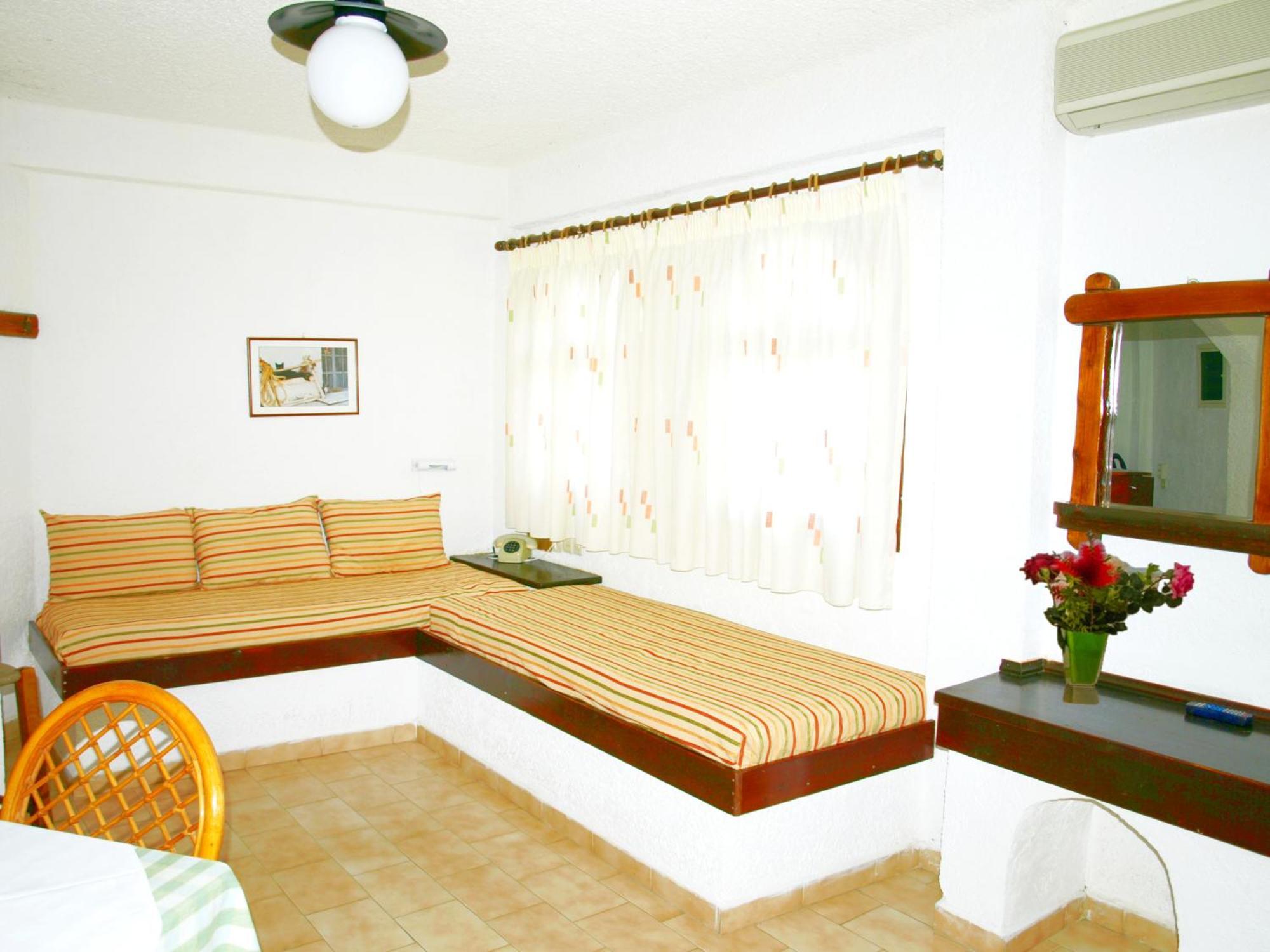 Kastro Aparthotel 3*