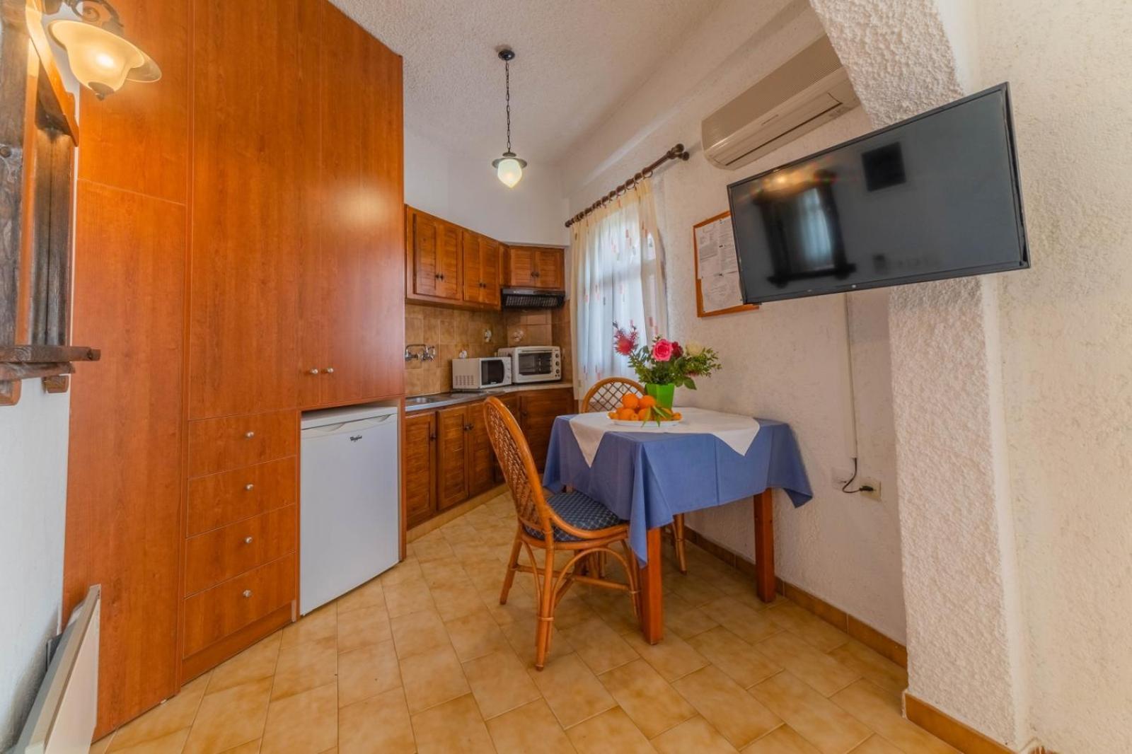 Kastro Aparthotel 3*