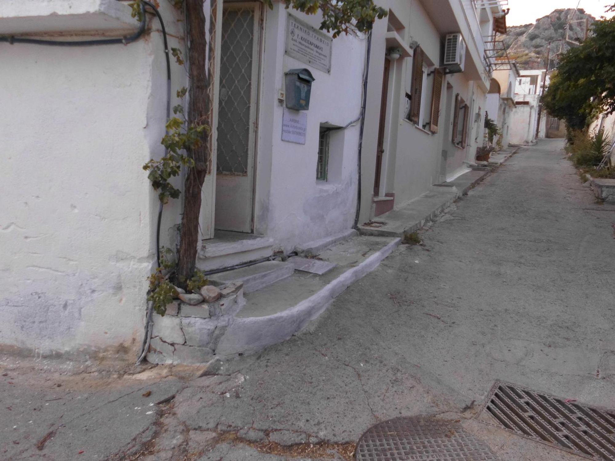 δυάρι με μπαλκόνι στην Apartment *
