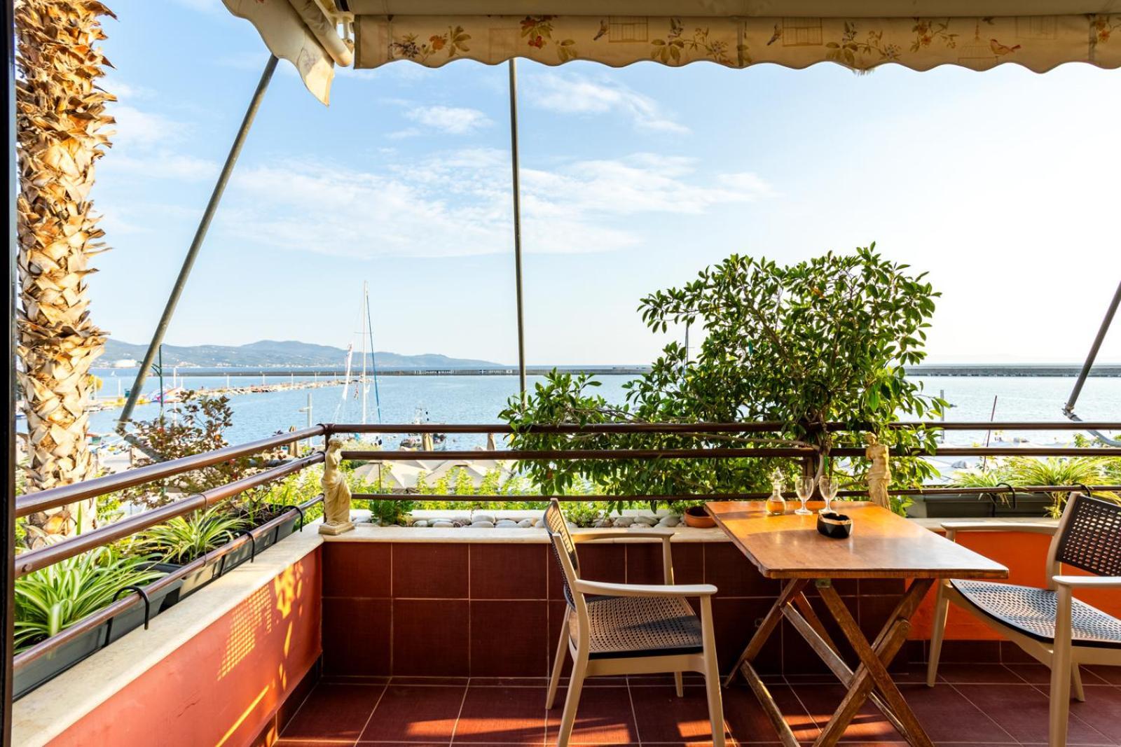 Grand Luxury Seafront Apartment Kalamata