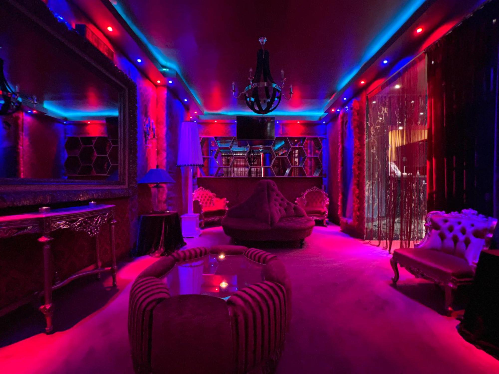 Priamos Erato Love hotel
