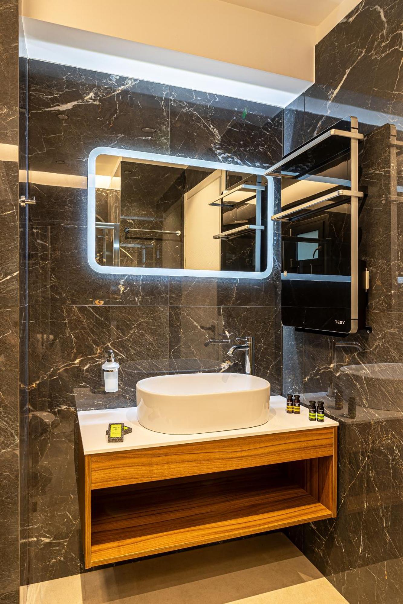 Hill Luxury Aparthotel
