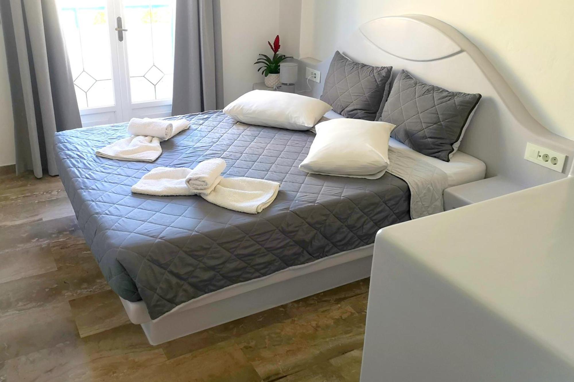 Zeus Kamari (Santorini)