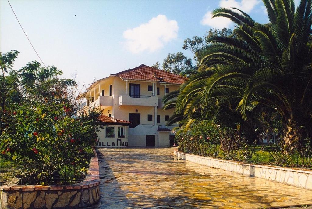 Makis Guest house *
