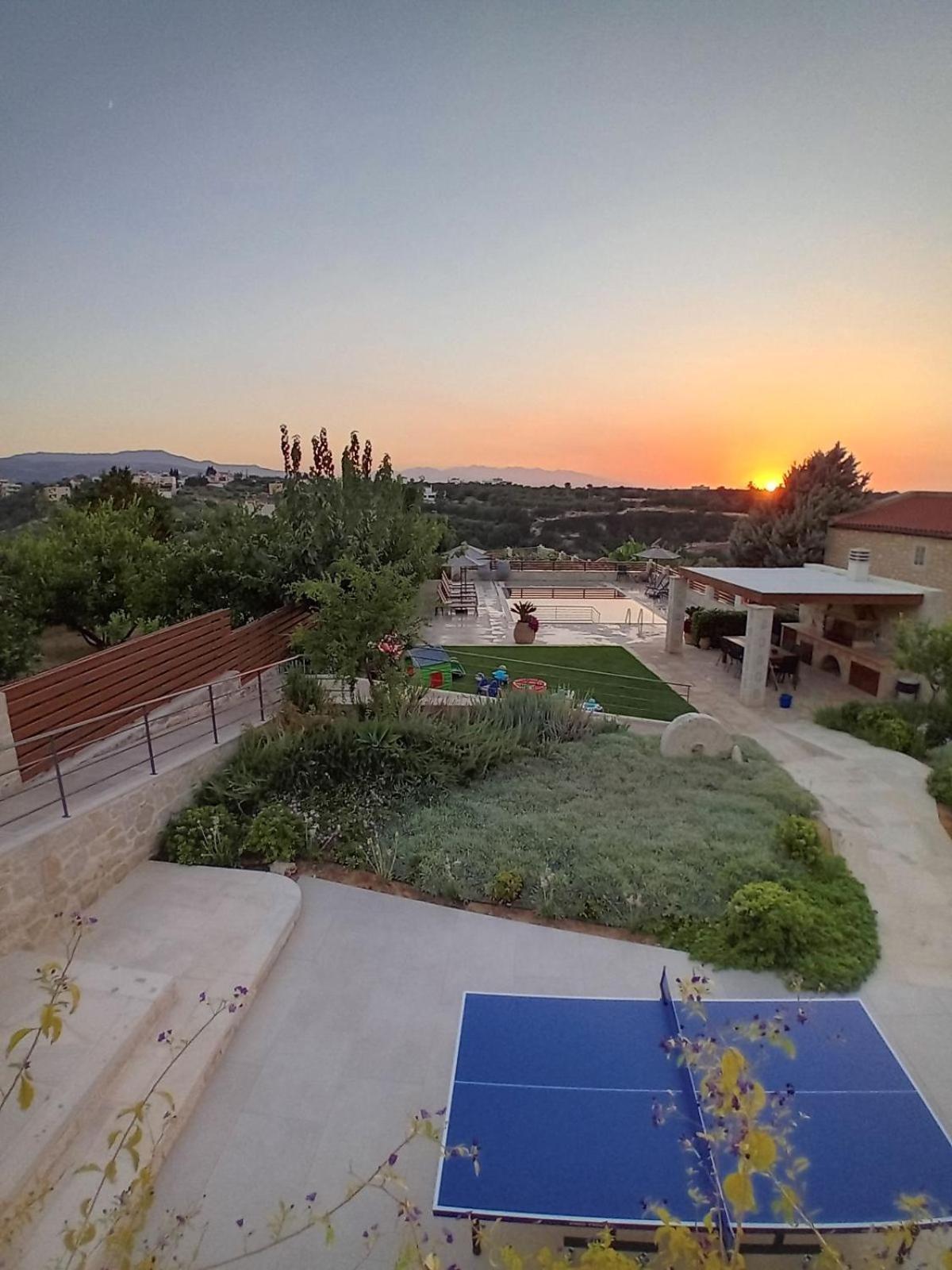 New Luxurious With Stunning Pool,views &bbq! Villa *