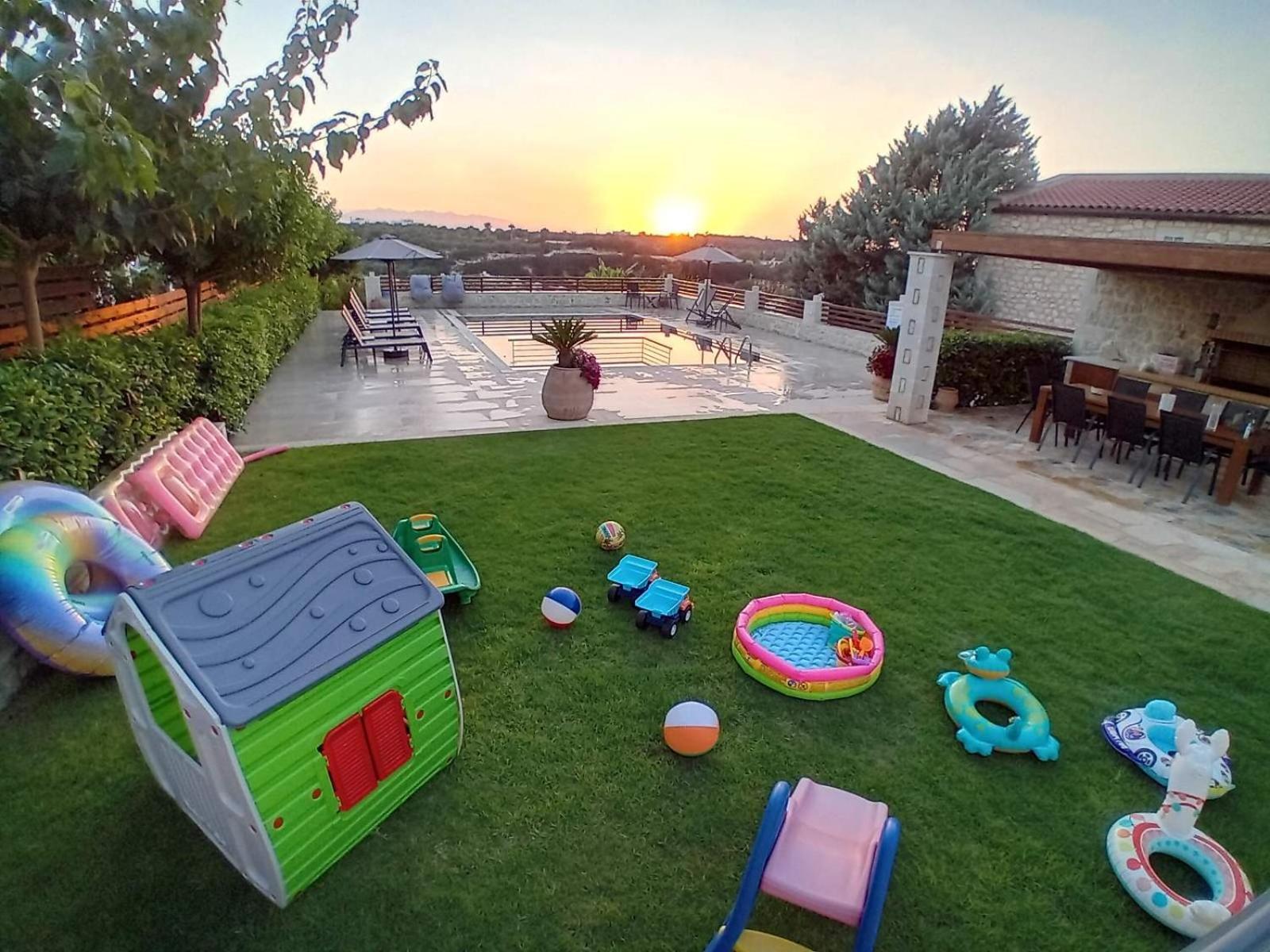 Villa New Luxurious With Stunning Pool,views &bbq! *