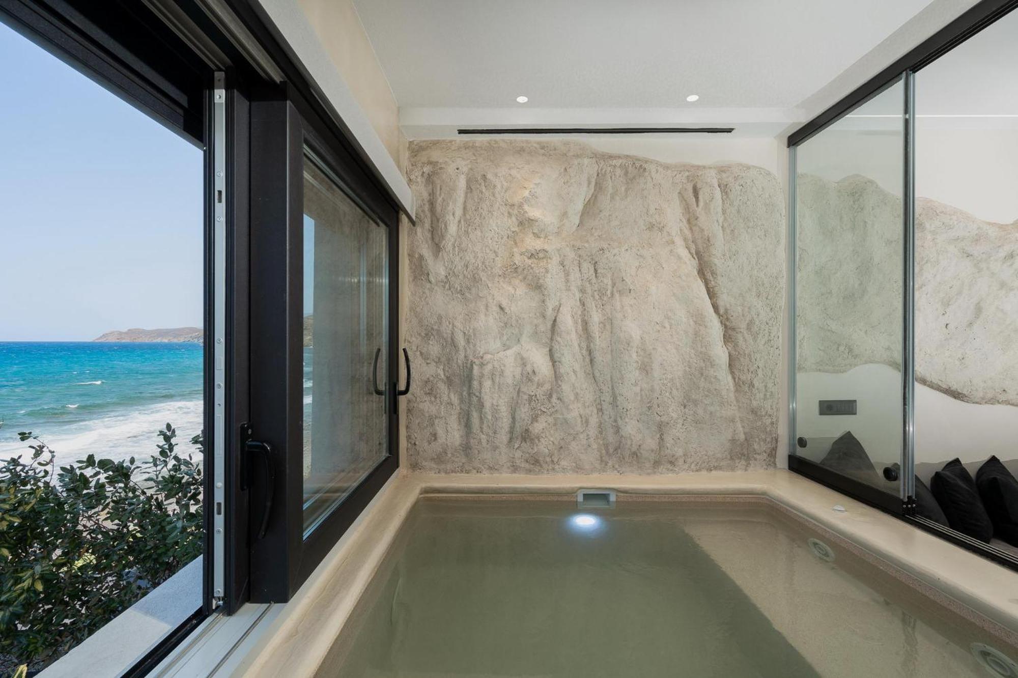 Portara Seaside Luxury 3*