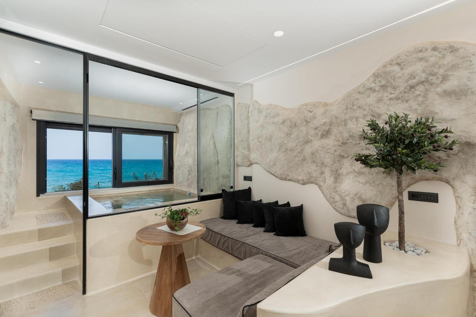 Portara Seaside Luxury Aparthotel