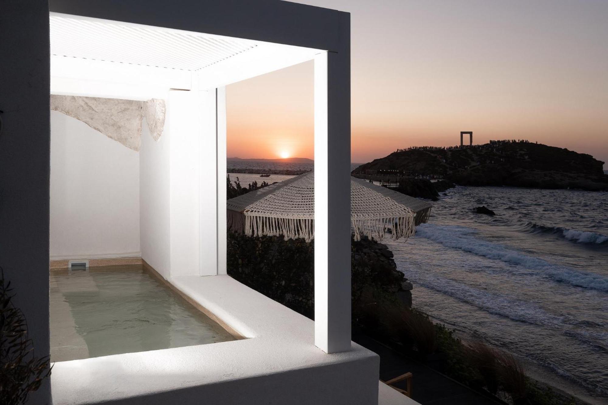 Portara Seaside Luxury Aparthotel 3*