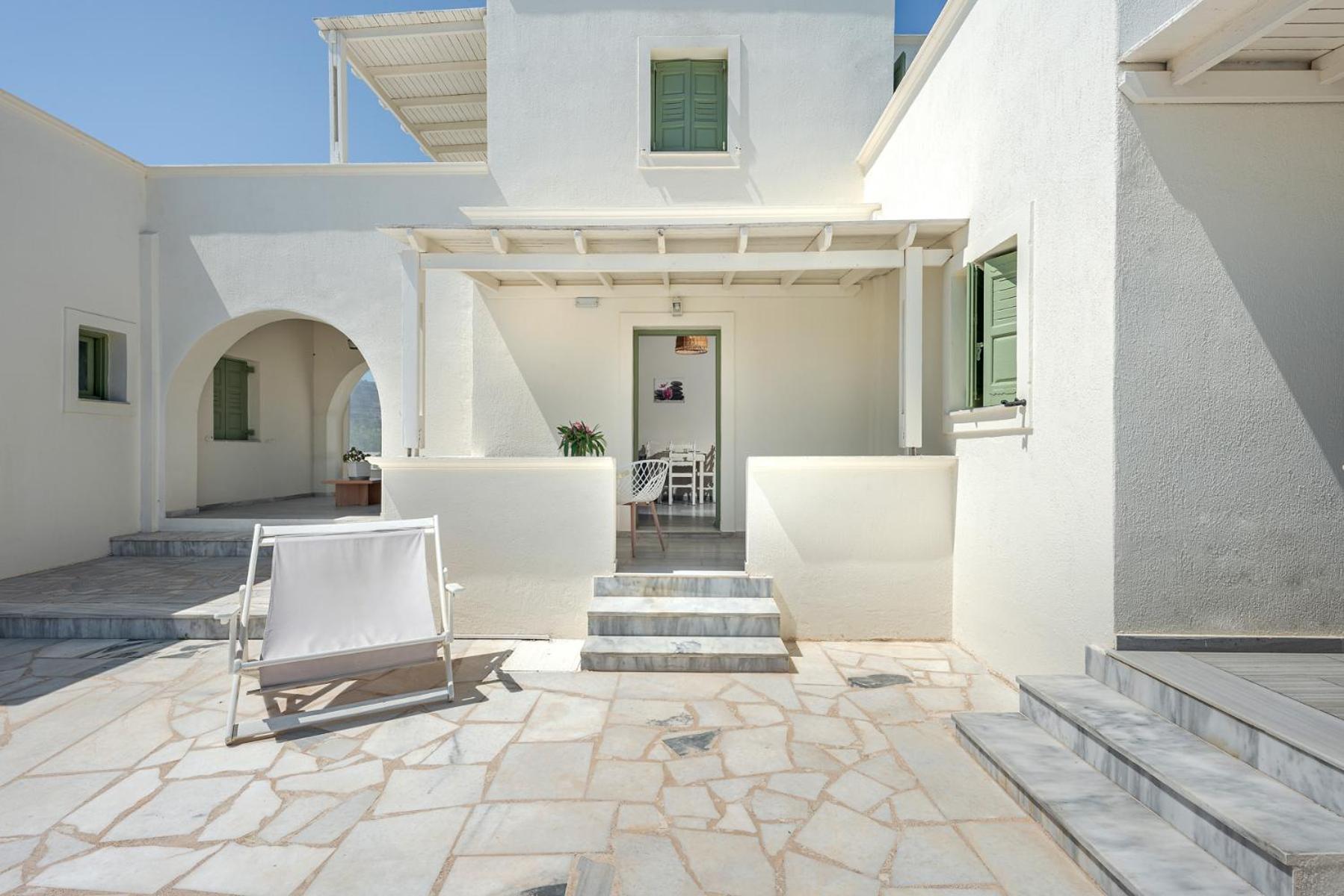 Ambeli Aparthotel Perivolos (Santorini)