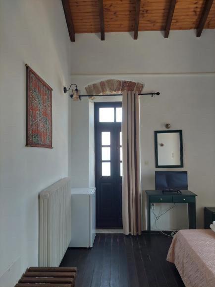 Belessi's Mansion Apartment Yefira