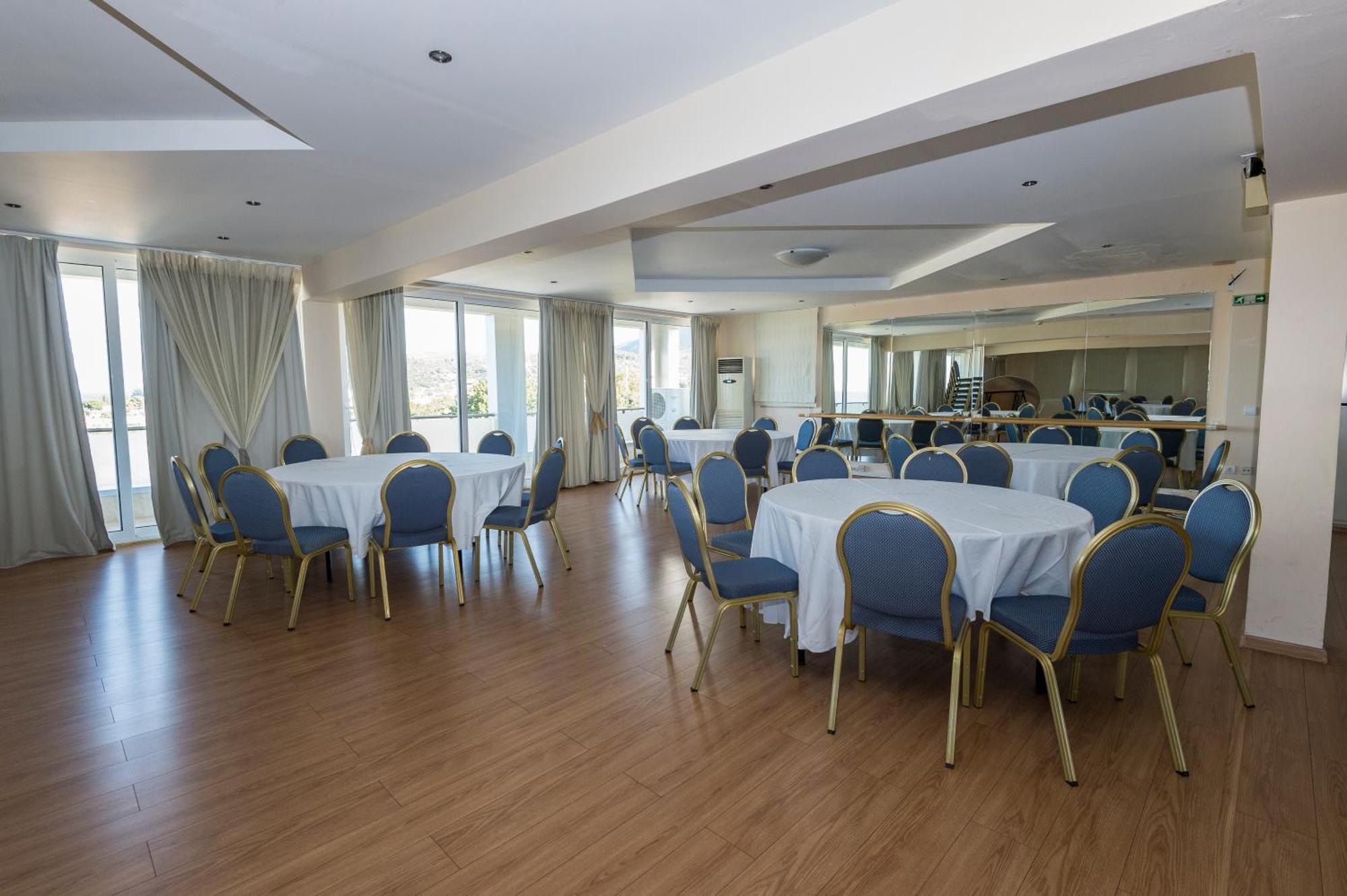 Dolphin & Conference Hotel