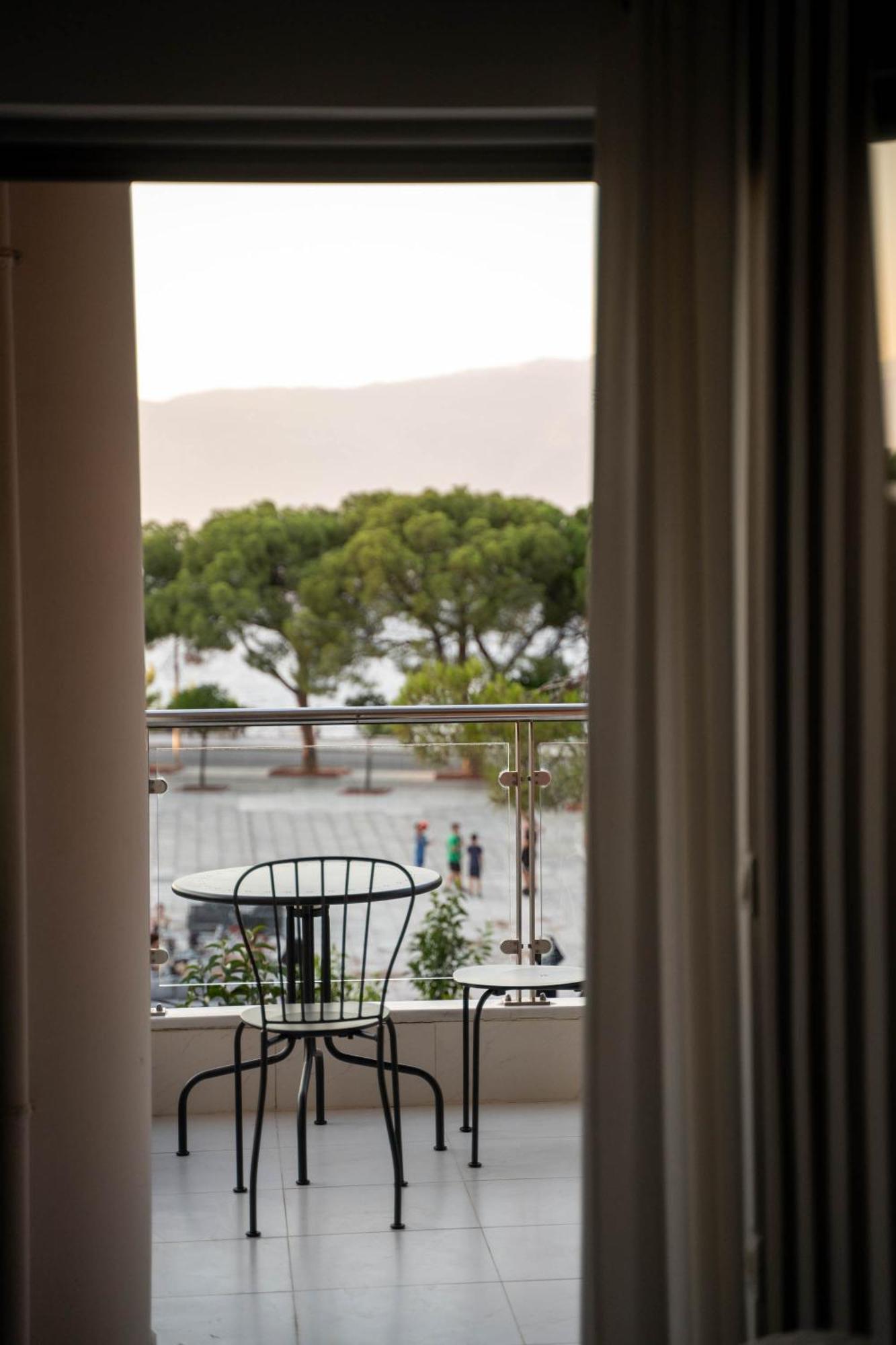 Byron Luxury * Aigio