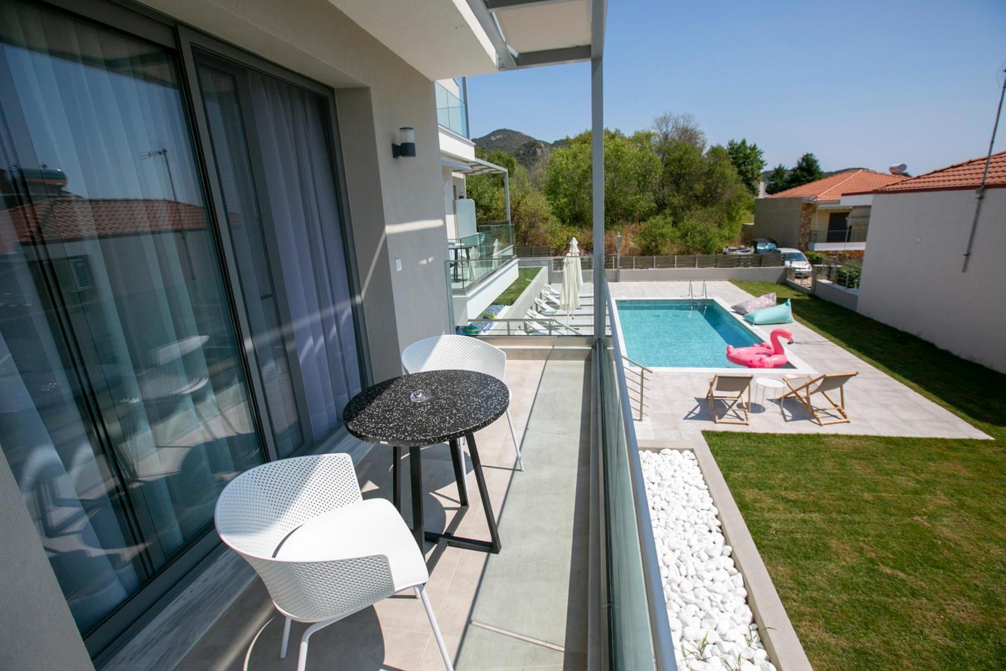 Arodo Aparthotel Nea Iraklitsa