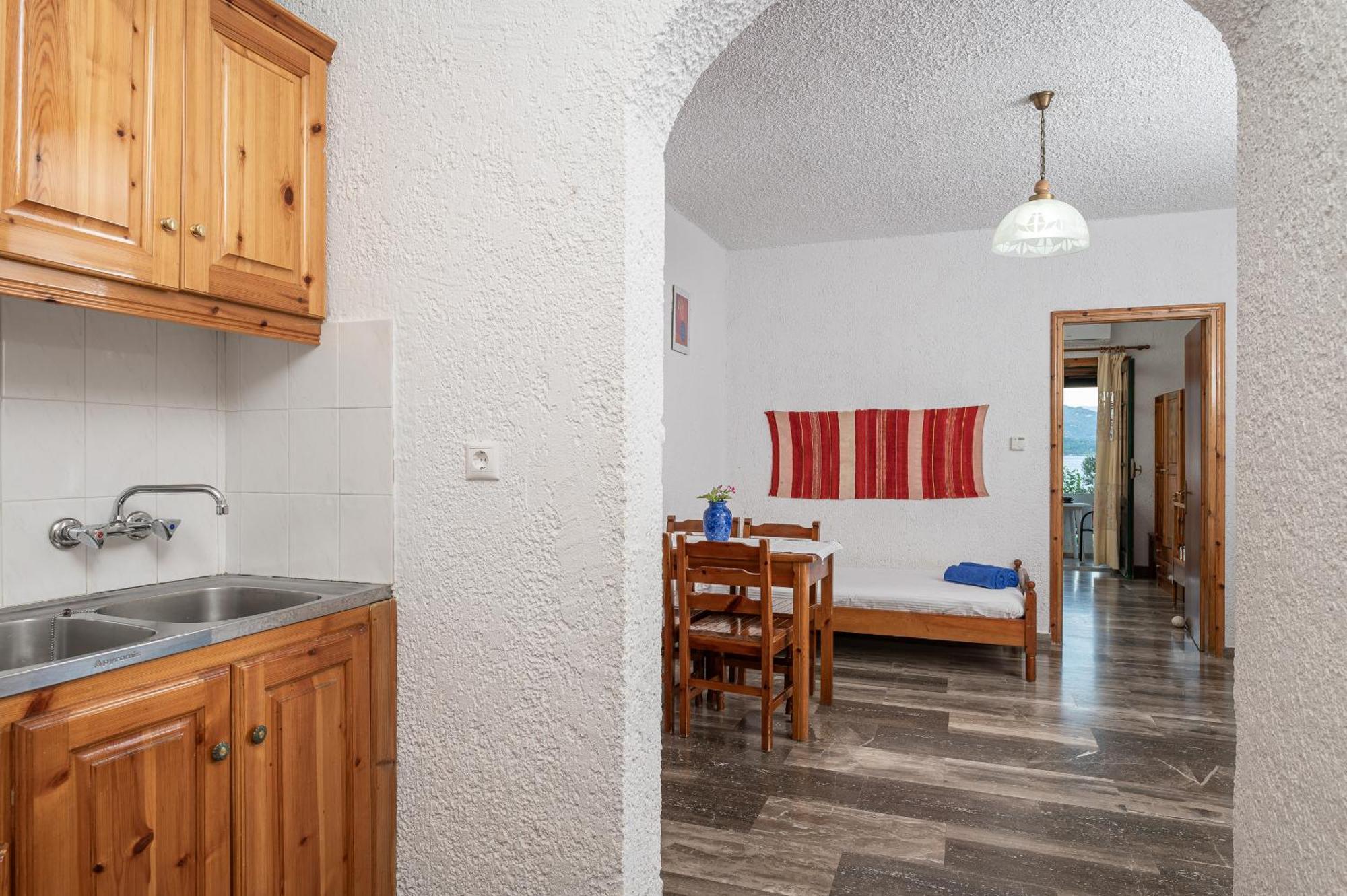 Apartment Studios Limnionas