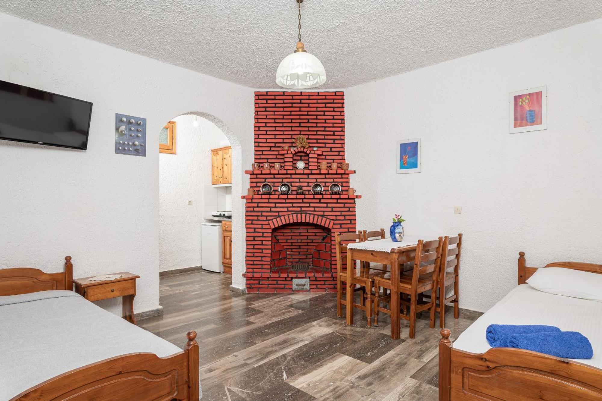 Apartment Studios Limnionas