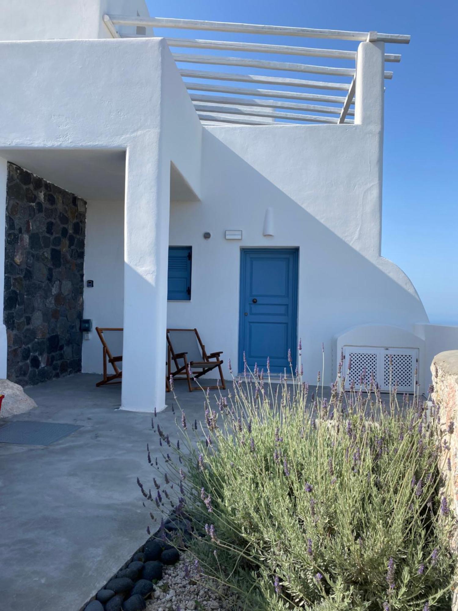 Ena Santorini *