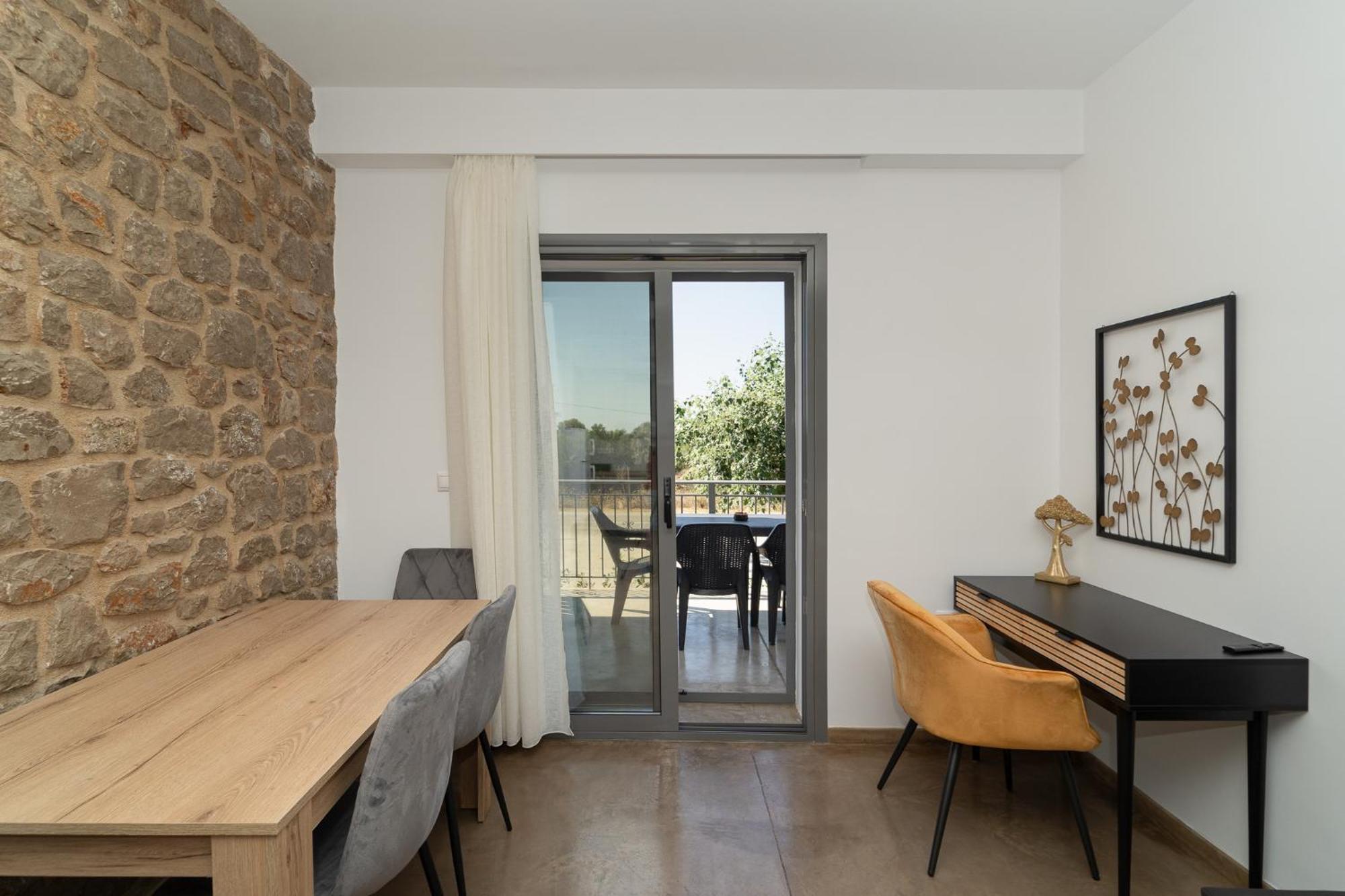 Lithos Hotel *