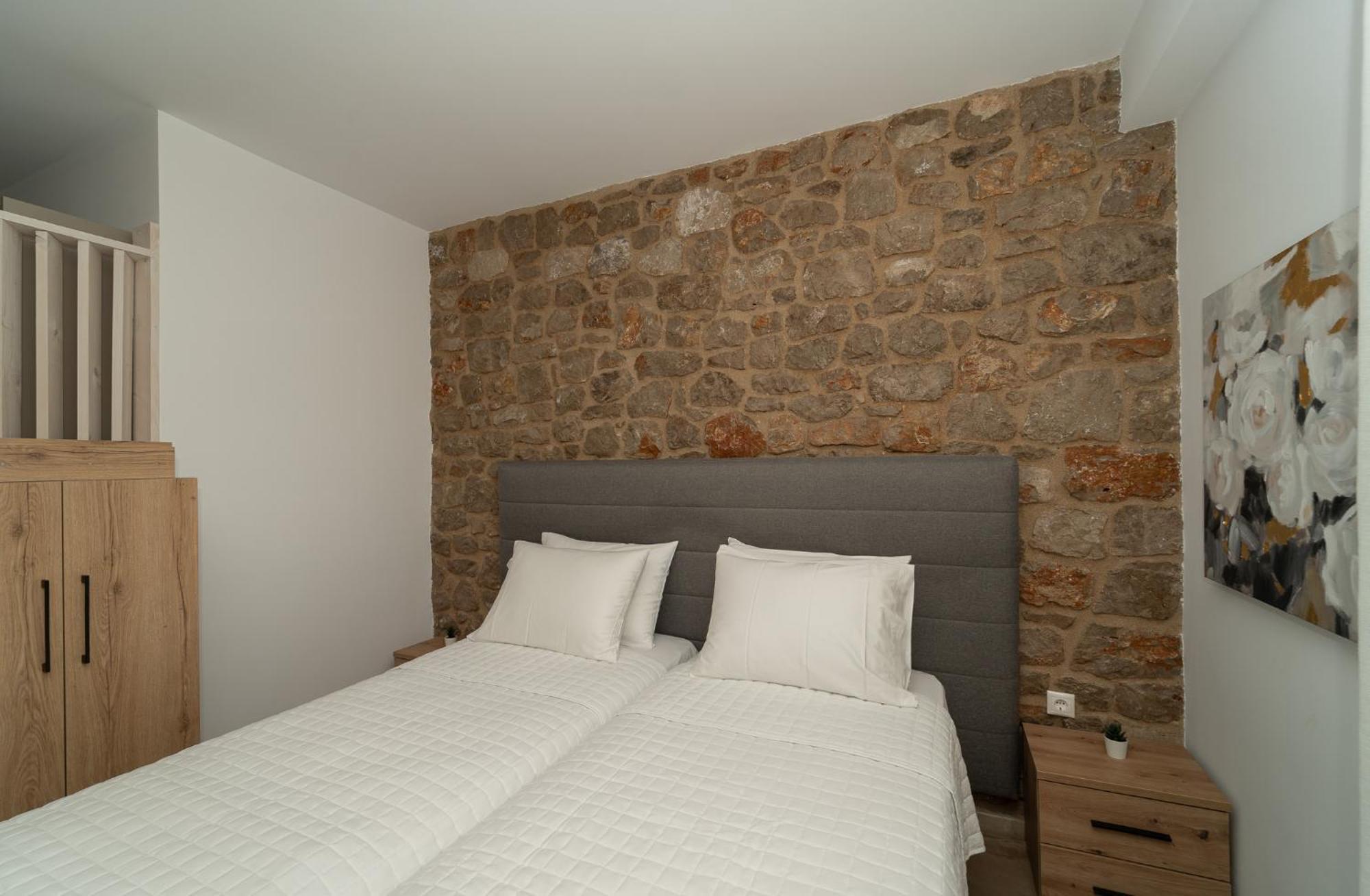 Lithos Finikounta