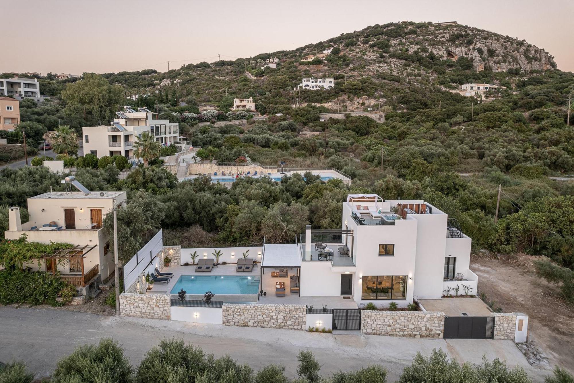 Avrilia Seaside Heated Pool Villa *