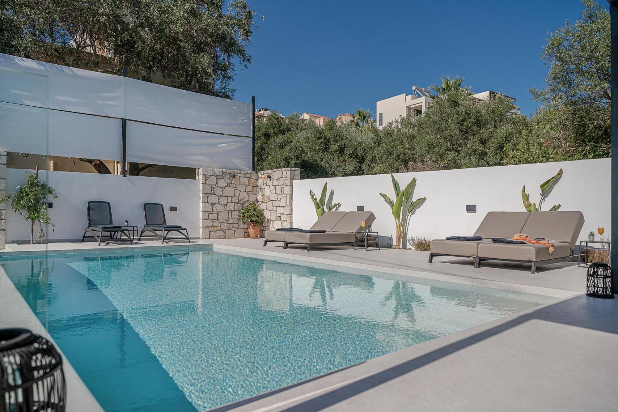 Avrilia Seaside Heated Pool Villa *