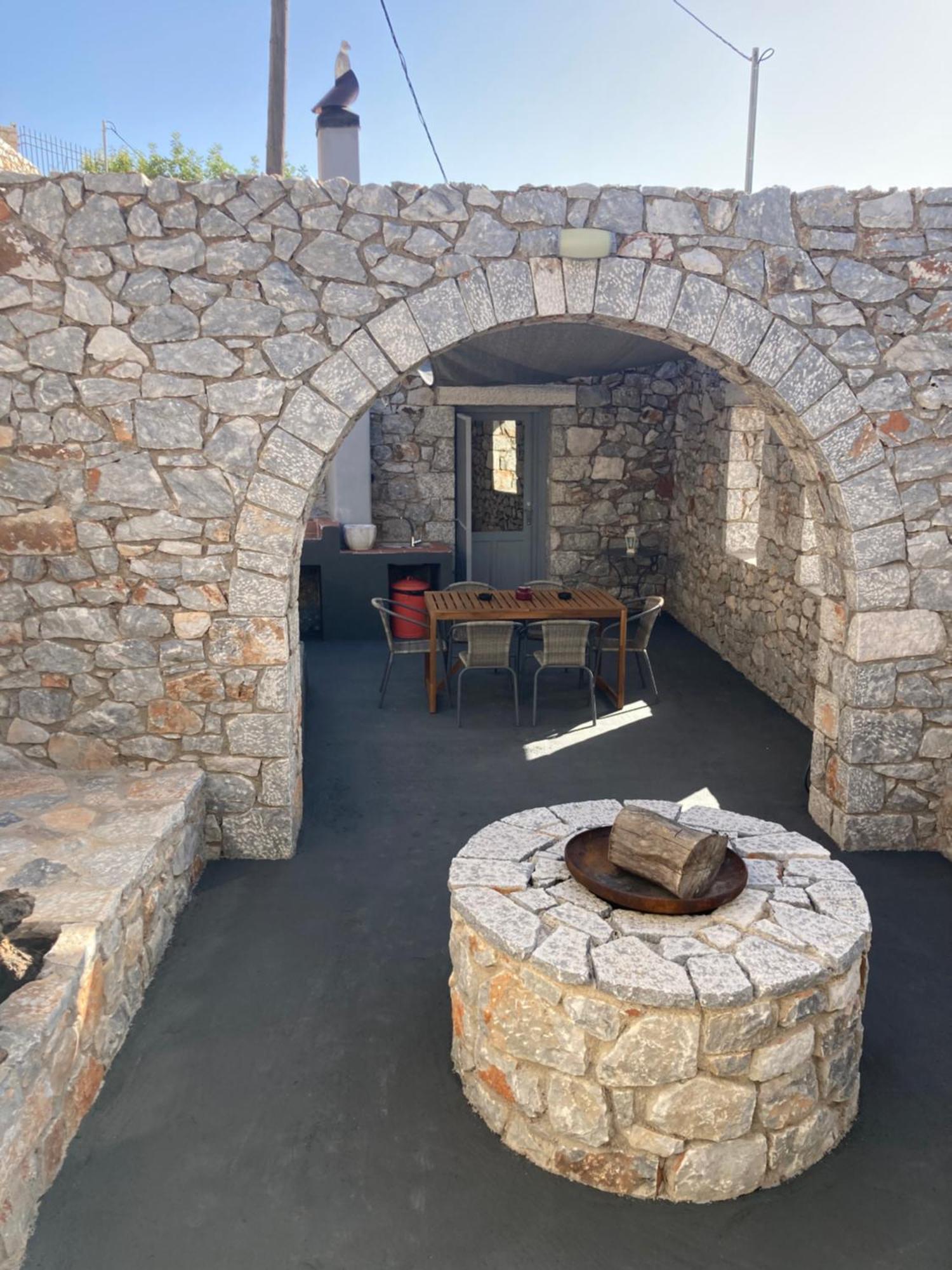 Shiro - Traditional Stone Villa Argilia