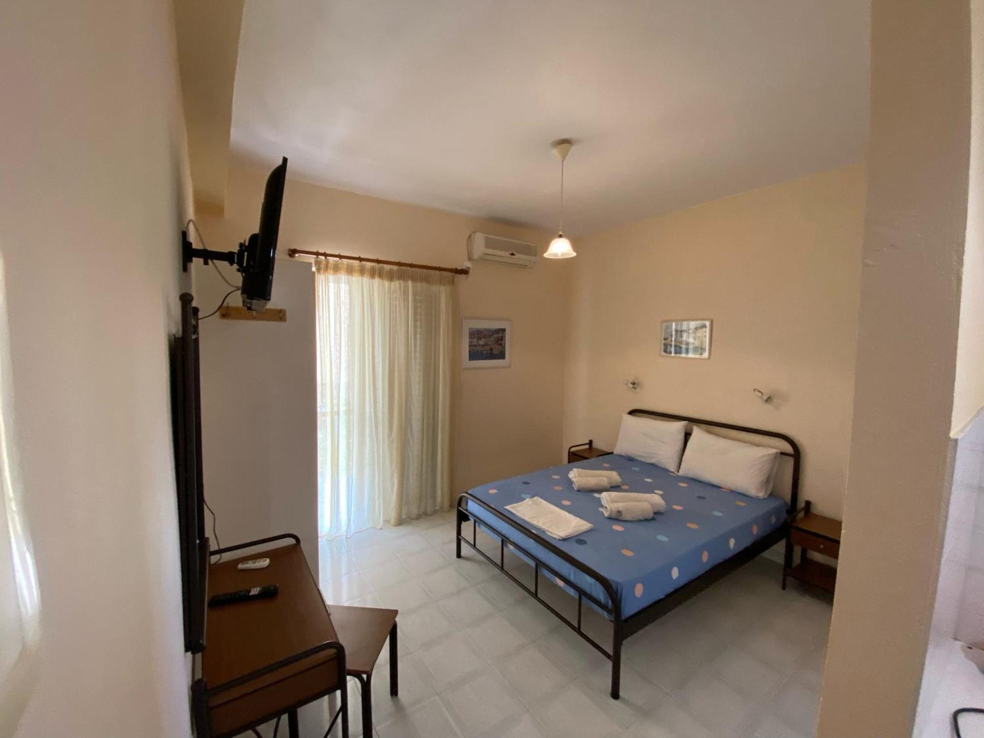 Polyxenis Aparthotel 3*