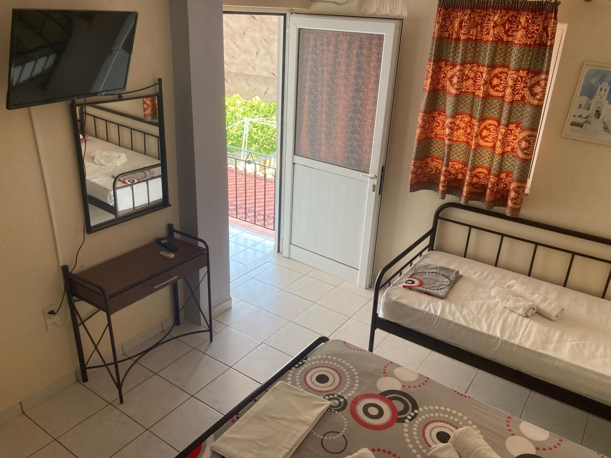 Polyxenis Aparthotel